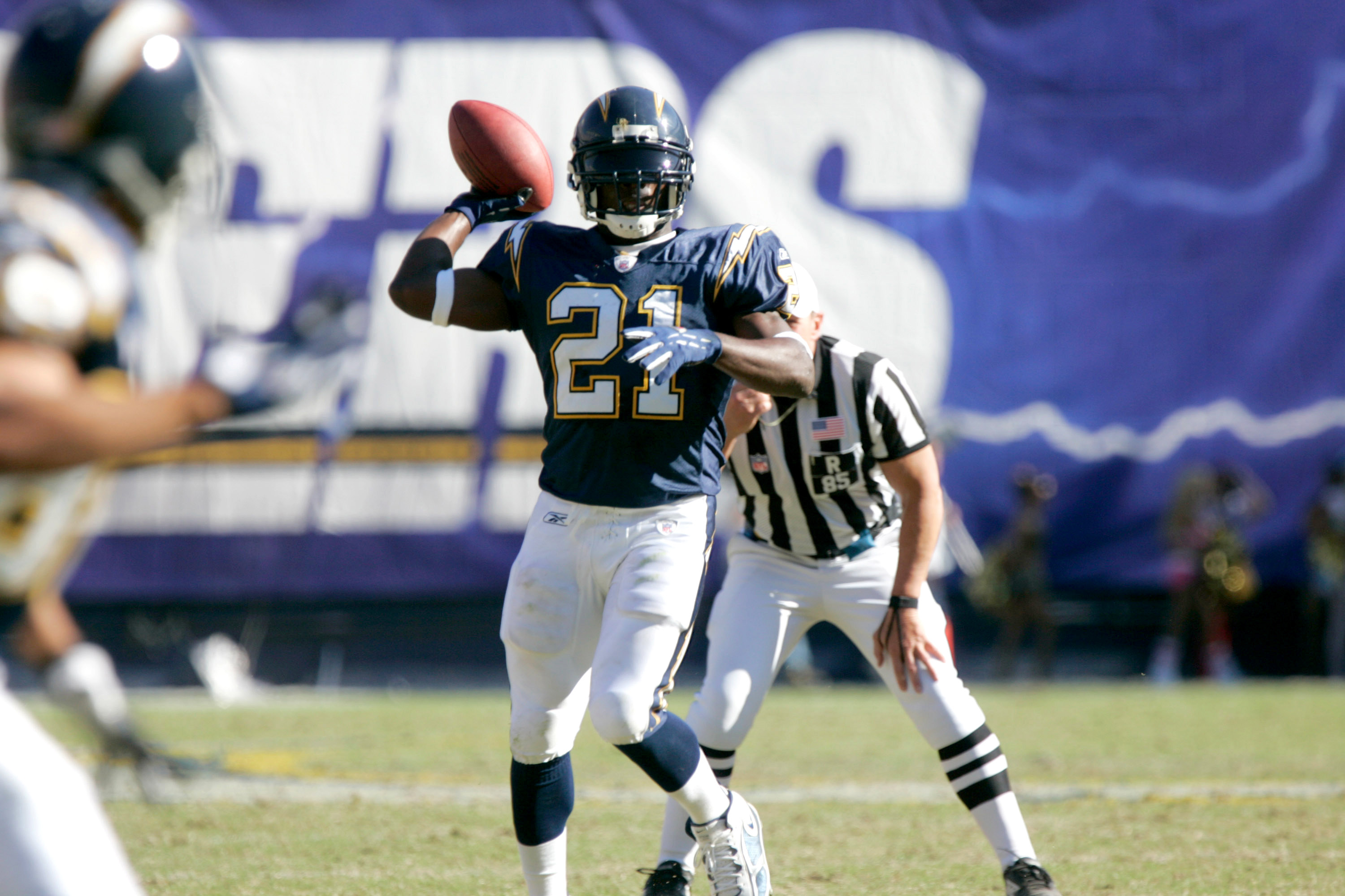 LaDainian Tomlinson throwing a pass during a Chargers game