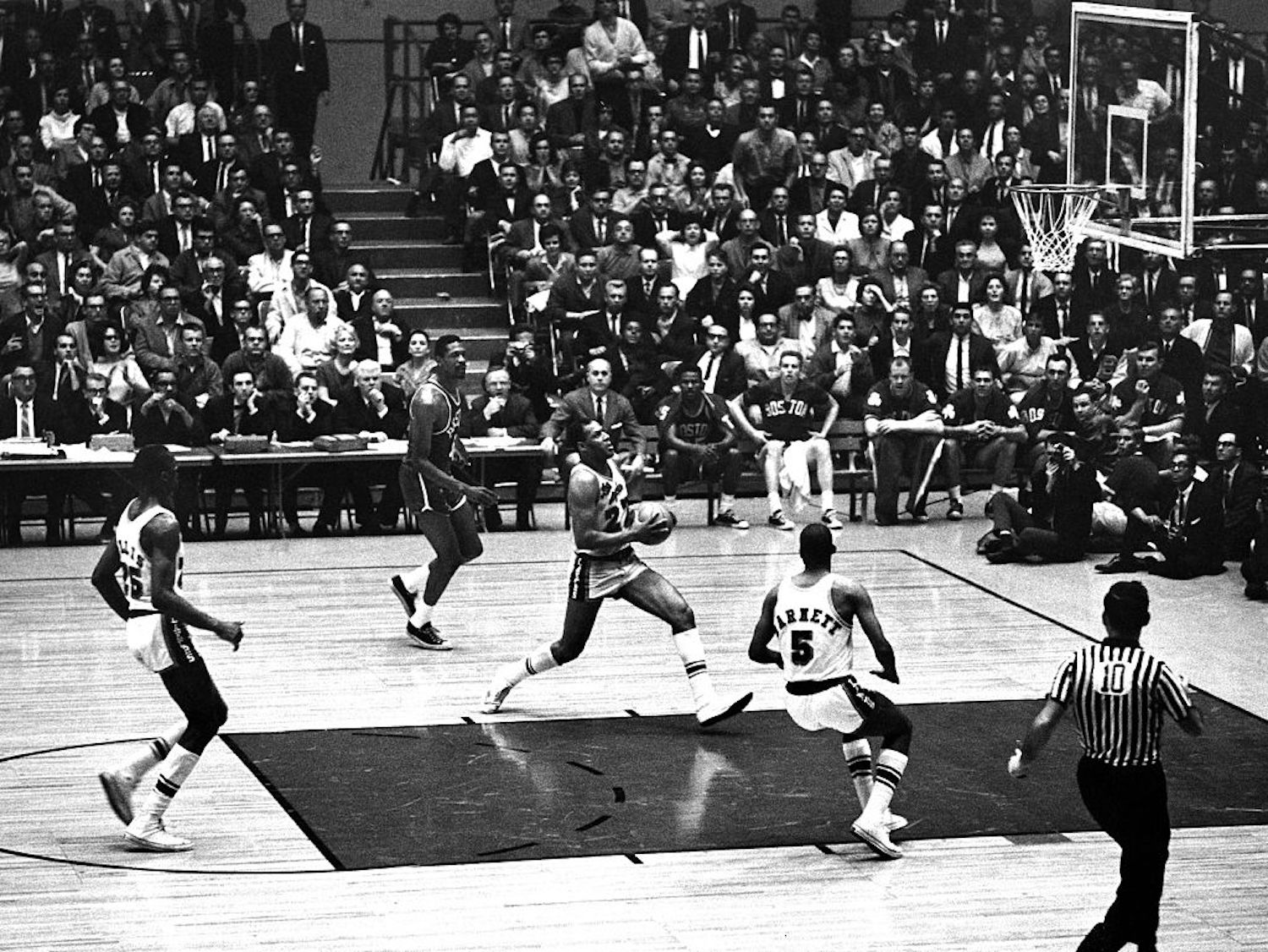 Elgin Baylor's 71-point game is one of the highest in NBA history, but it might not even be the Laker legend's best performance as a pro.