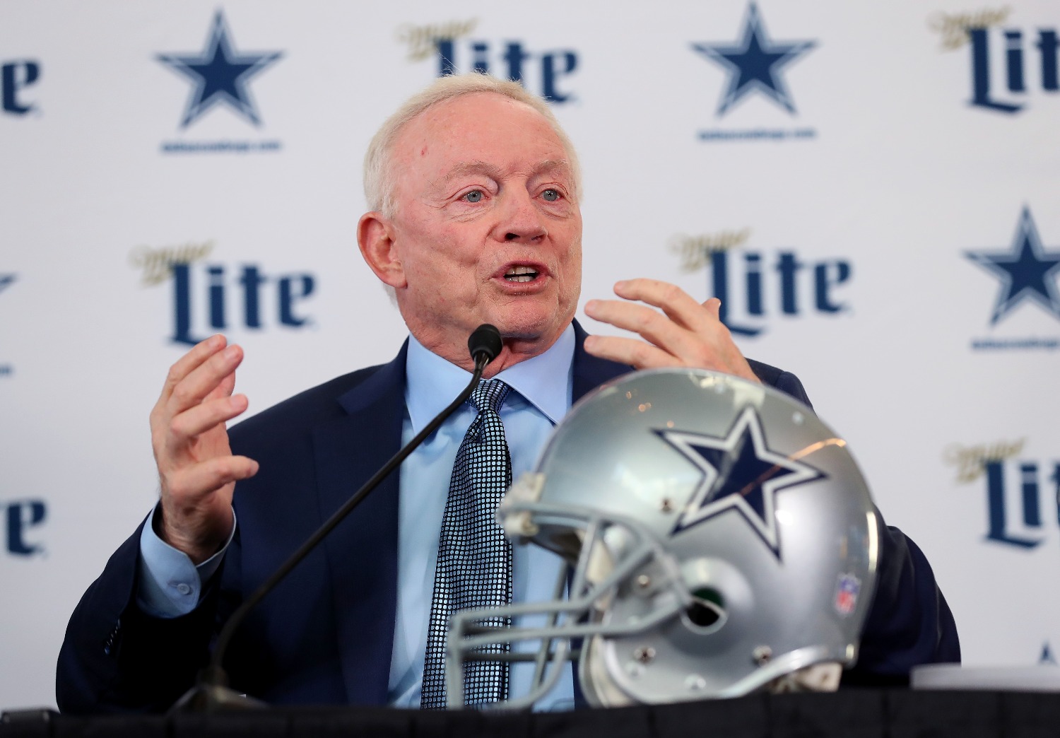 Jerry Jones set the record straight on the Cowboys pursuing Earl Thomas.