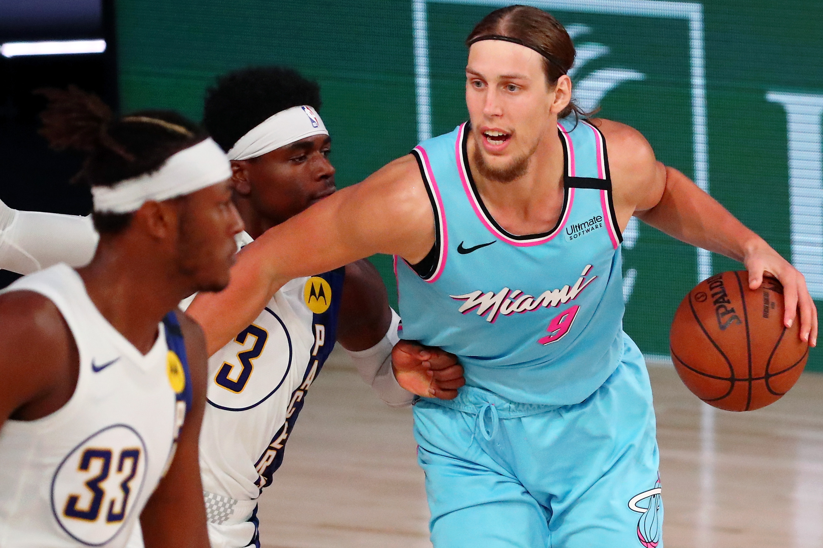 Kelly Olynyk dribbling the ball during a Heat game