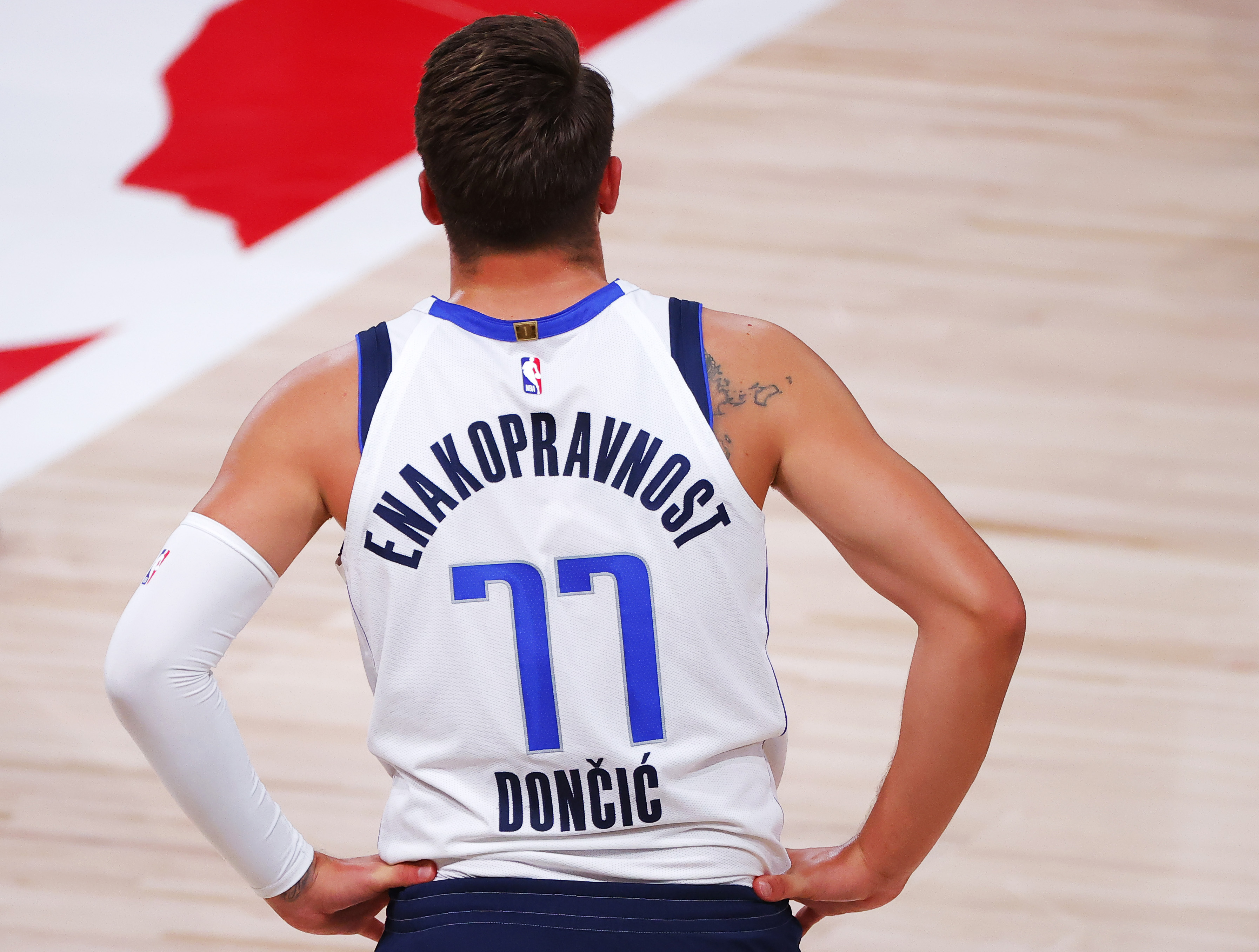 Luka Doncic rips jersey out of frustration after missing free throws in  loss to Lakers