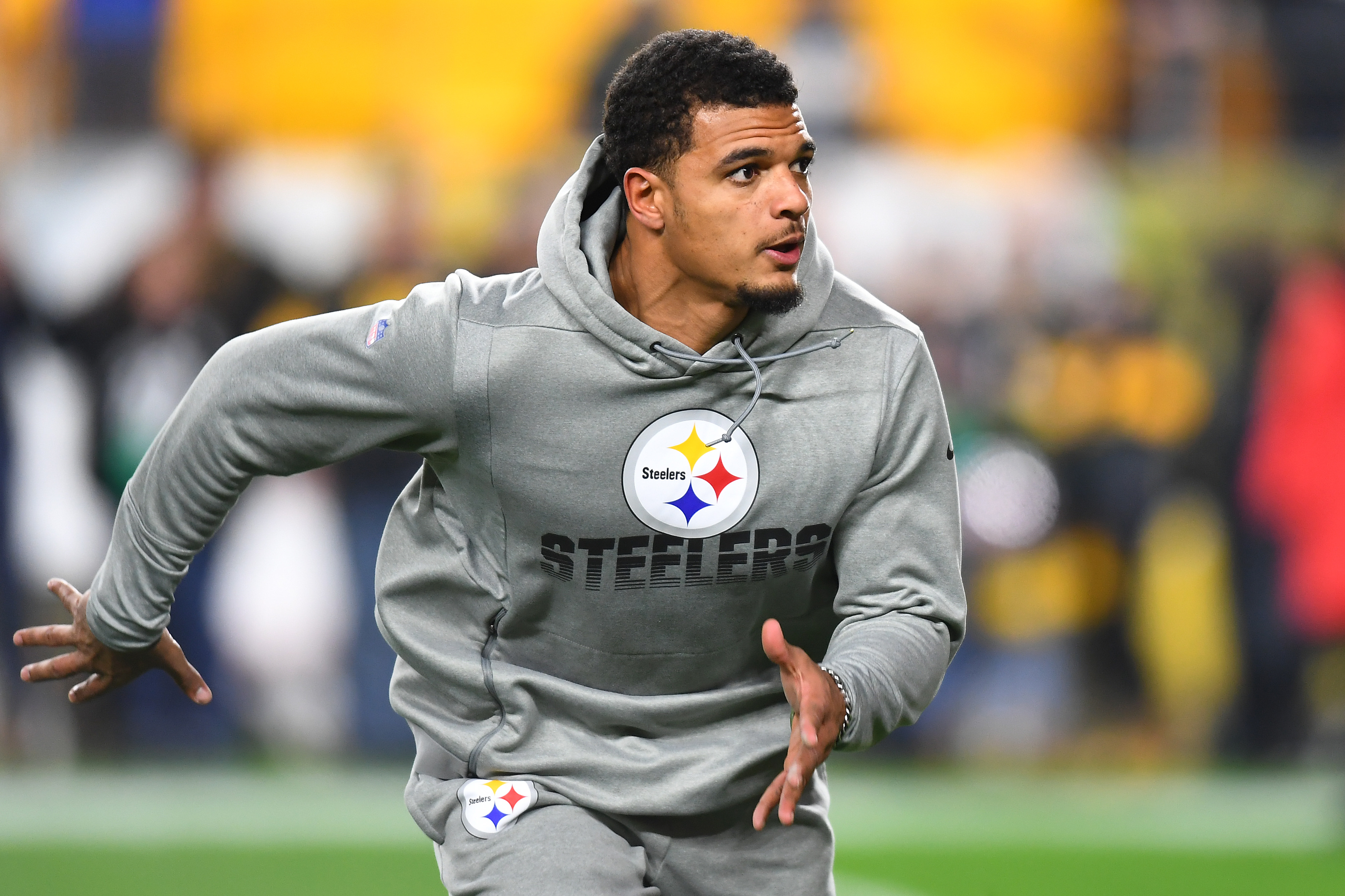 Minkah Fitzpatrick warming up before a Steelers game
