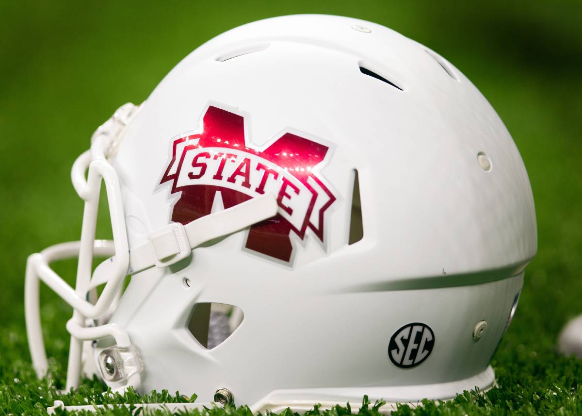 Former 'Last Chance U' quarterback Wyatt Roberts signed with Mississippi State after his JUCO stint.