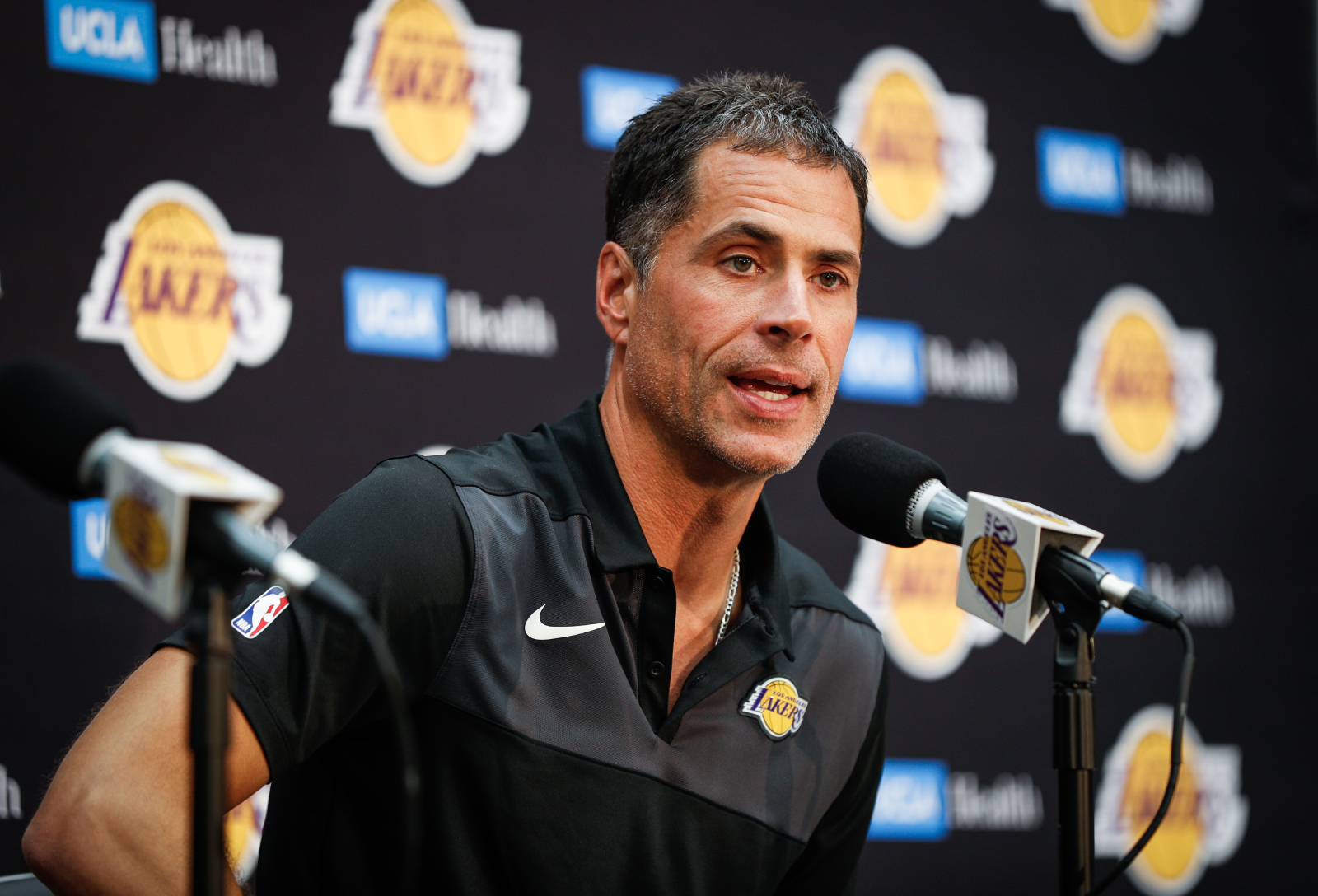  Lakers daglig leder Rob Pelinka har hatt stor suksess som agent og GM. Men til tross for hans suksess, mopper han fortsatt svette.