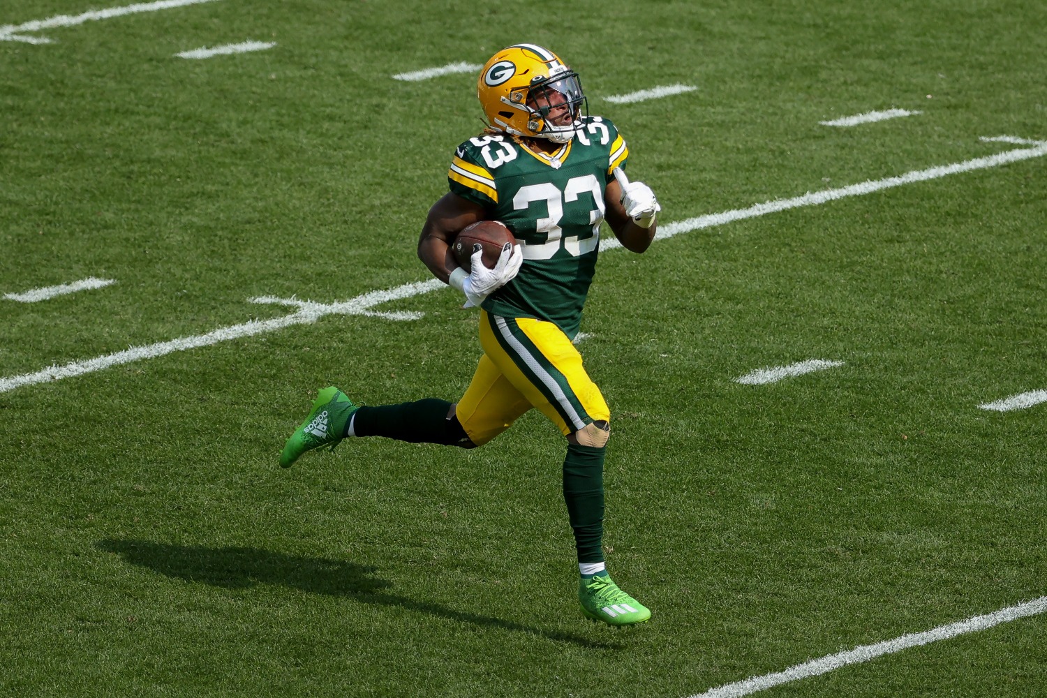 Running back Aaron Jones percorrendo 75 jardas até anotar mais um dos sues três touchdowns no jogo contra o Lions. Contra o Saints, Jones será peça fundamental em uma vitória do Packers Foto: Sportscasting