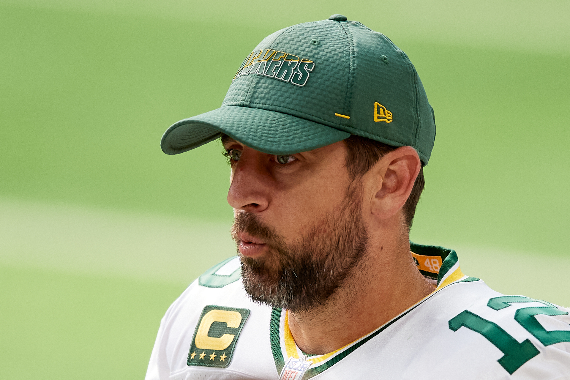 Aaron Rodgers mirando desde la banda durante un partido de los Packers