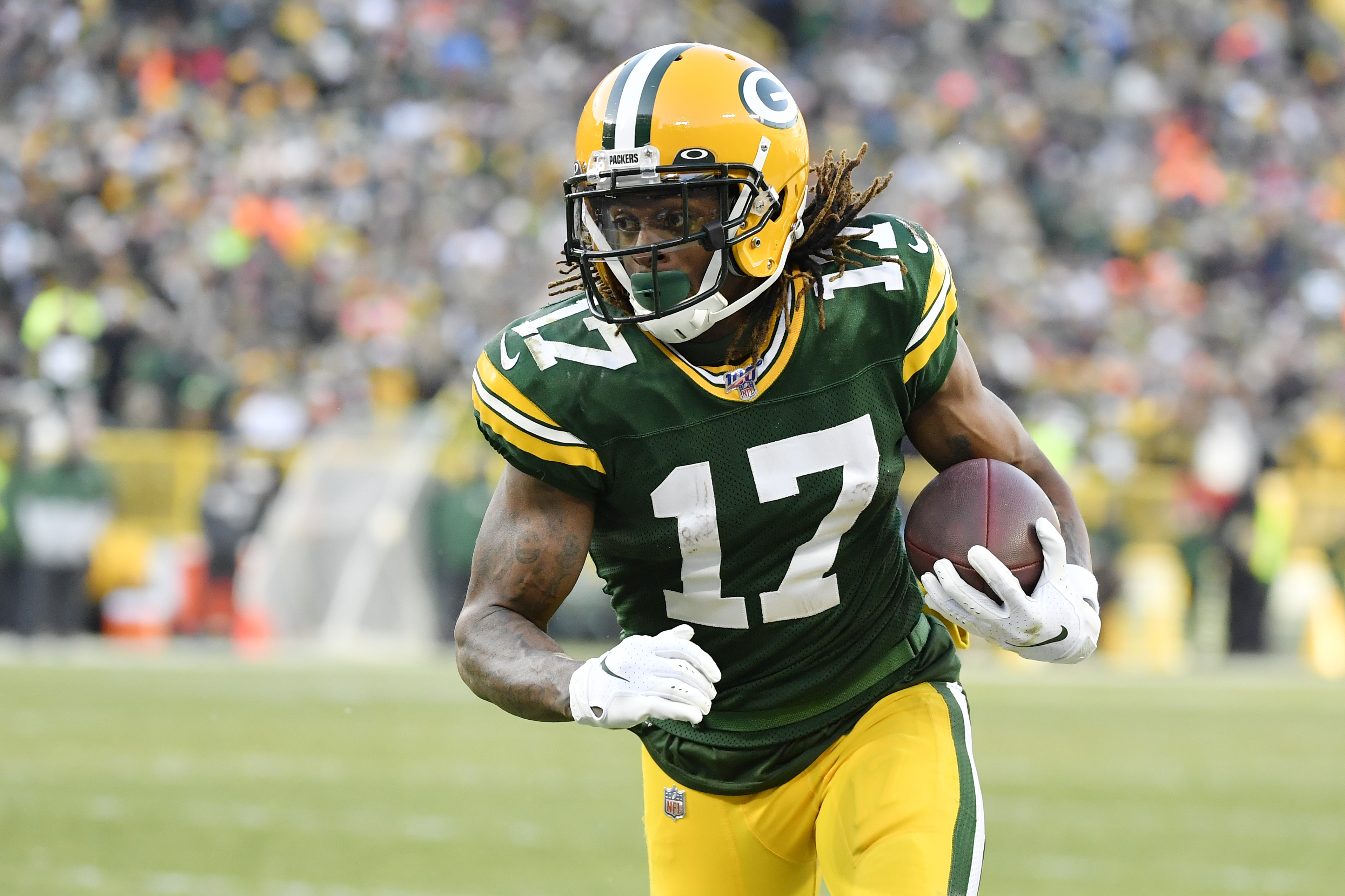 Davante Adams running with the ball after making a catch