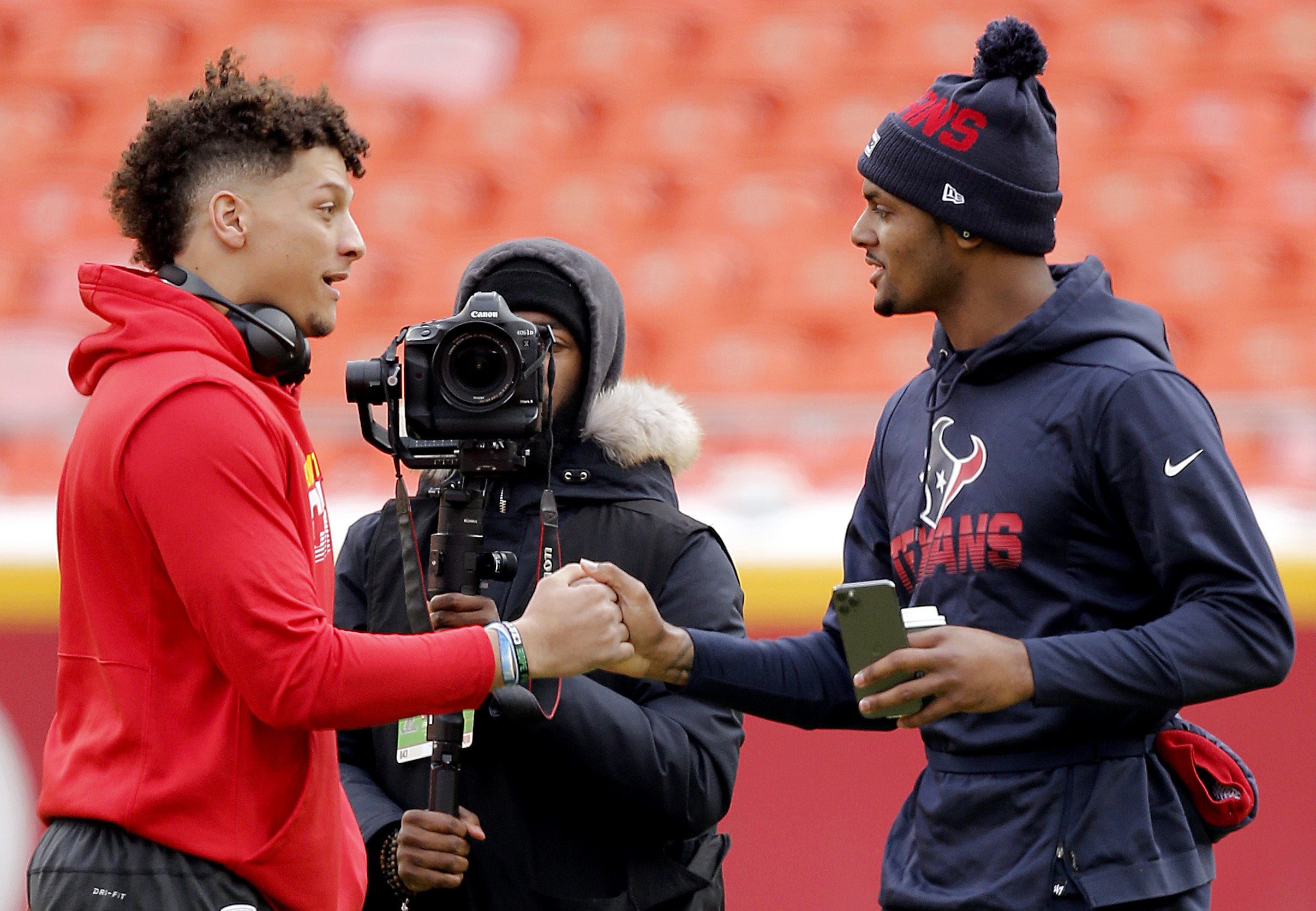 Deshaun Watson and Patrick Mahomes shake hands at midfield