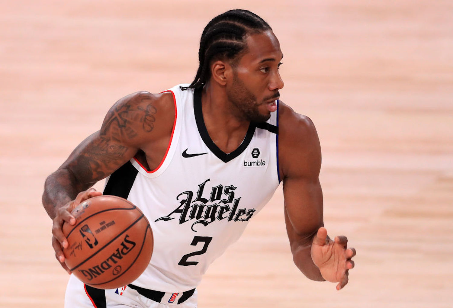 Kawhi Leonard Proves He Isn’t Human by Blocking a Dunk With Just 1 Finger