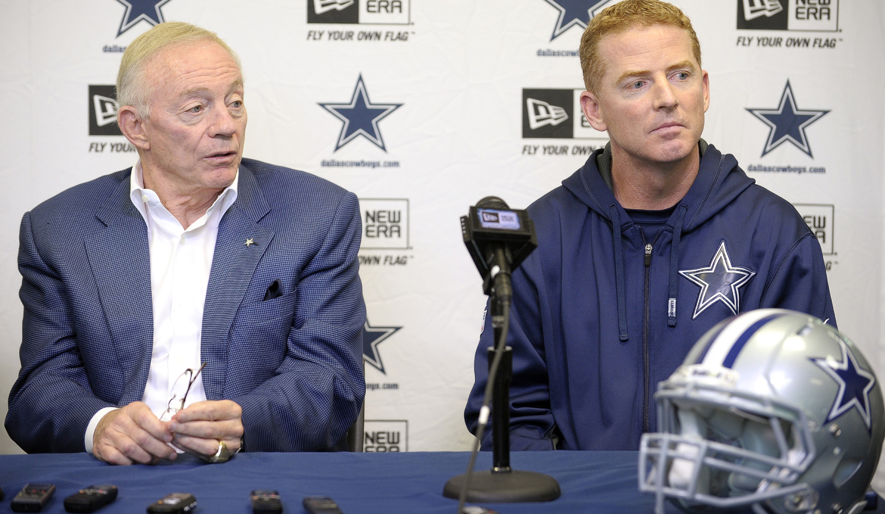 Jason Garrett was the Cowboys coach for over nine seasons. Mike McCarthy is now the coach but Jerry Jones just took a subtle shot at Garrett.