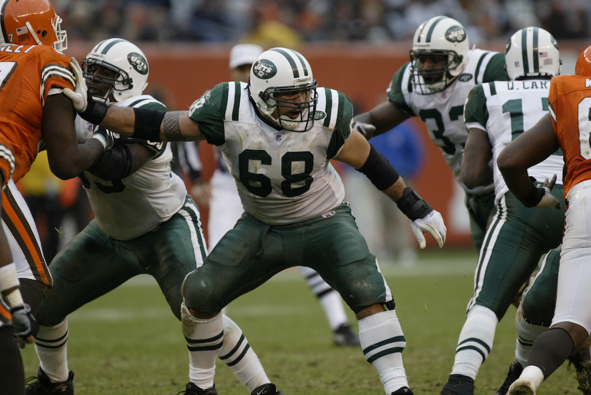 Kevin Mawae playing center for the NY Jets