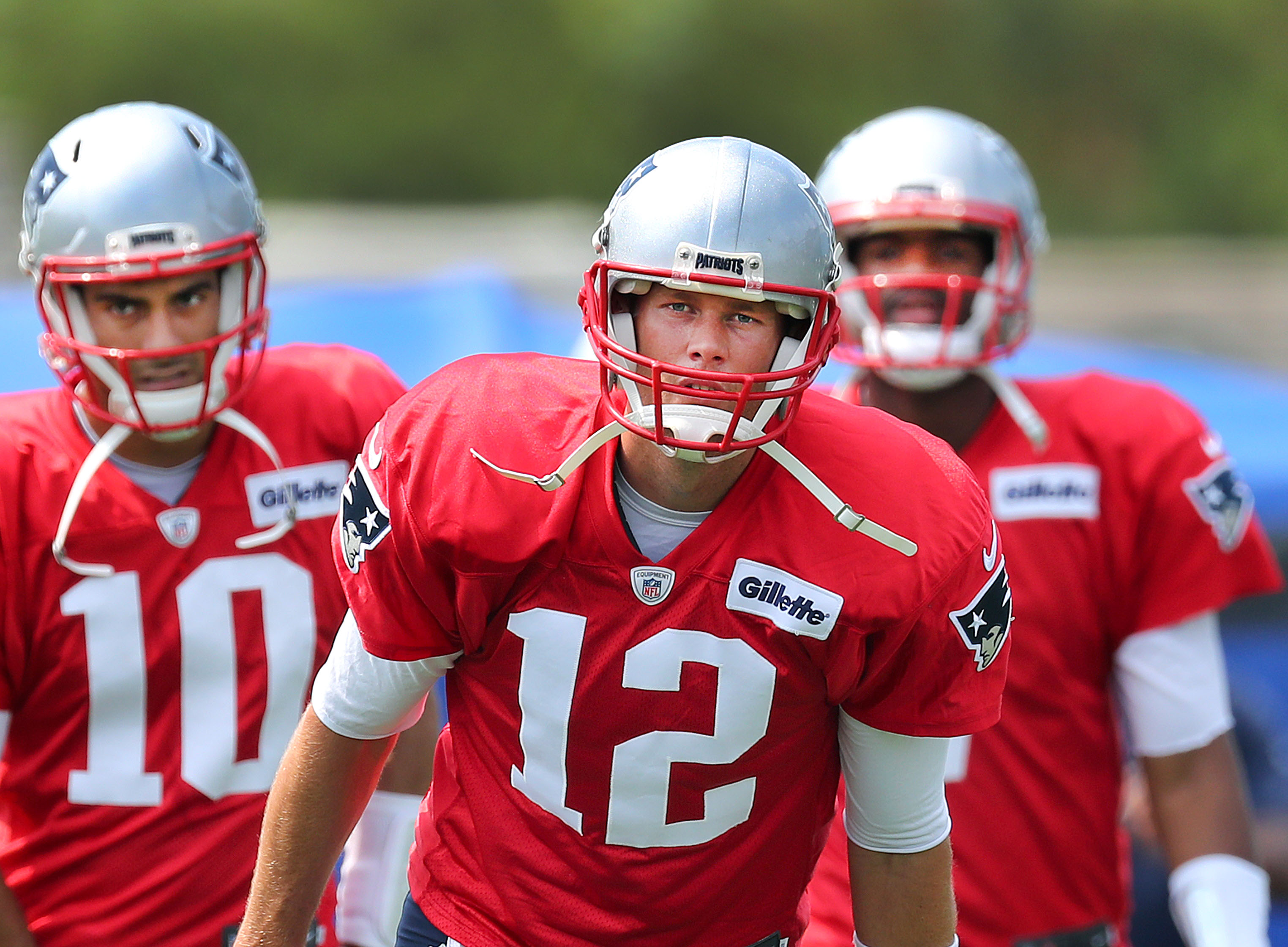 I quarterback Patriots Jimmy Garoppolo, Tom Brady e Jacoby Brissett