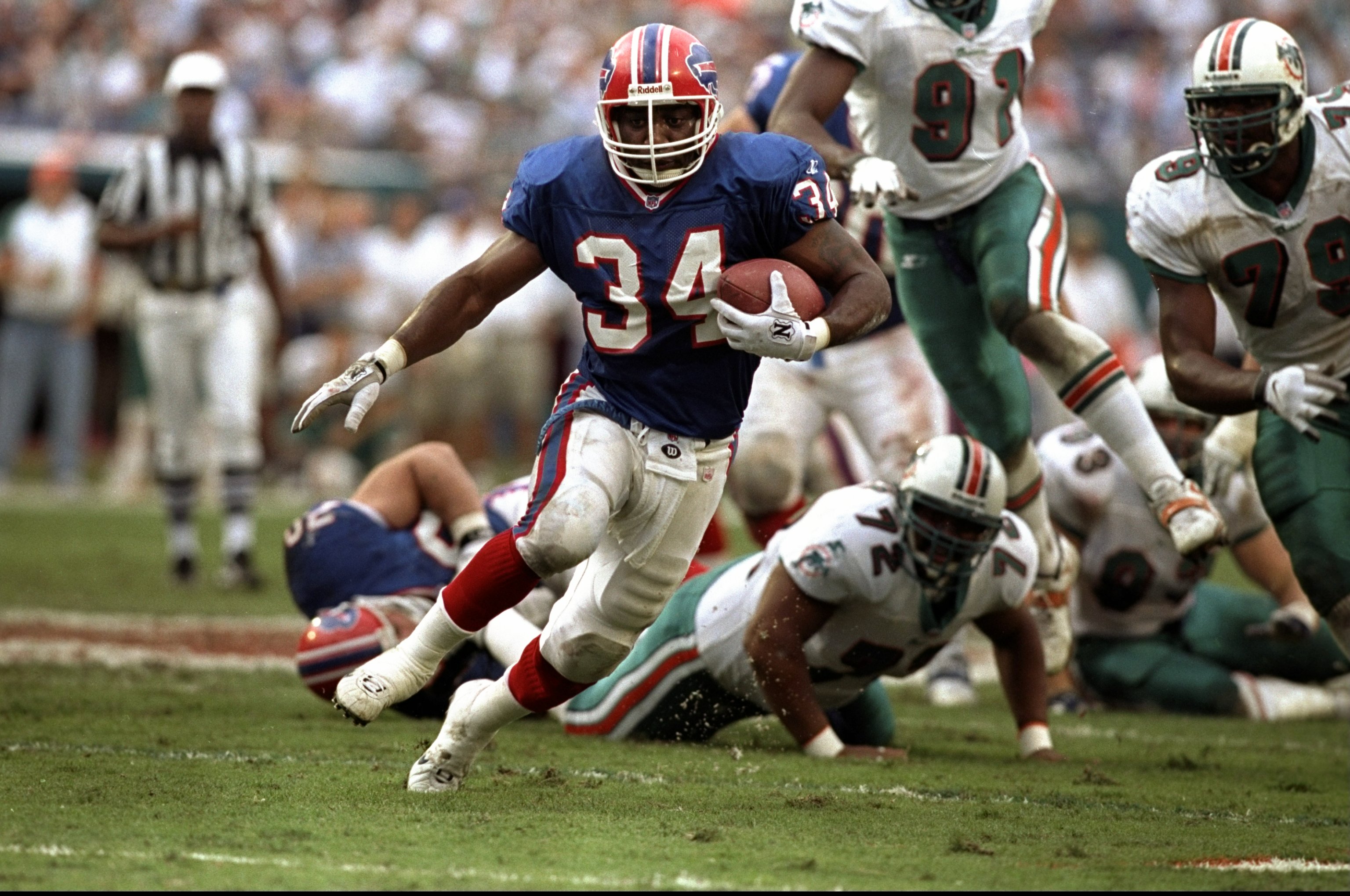 Thurman Thomas running with the ball during a Bills playoff game