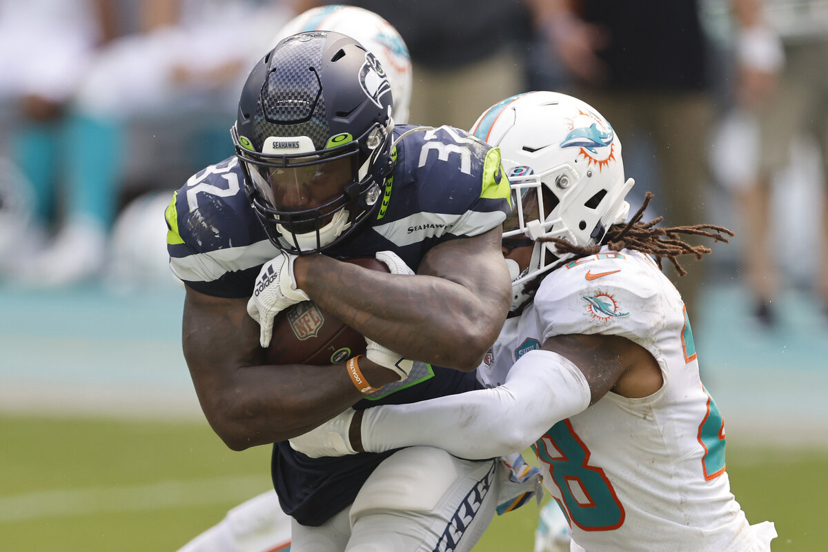 Seattle Seahawks running back Chris Carson is enjoying a terrific 2020 season. Carson just revealed the "only reason" he's playing football.