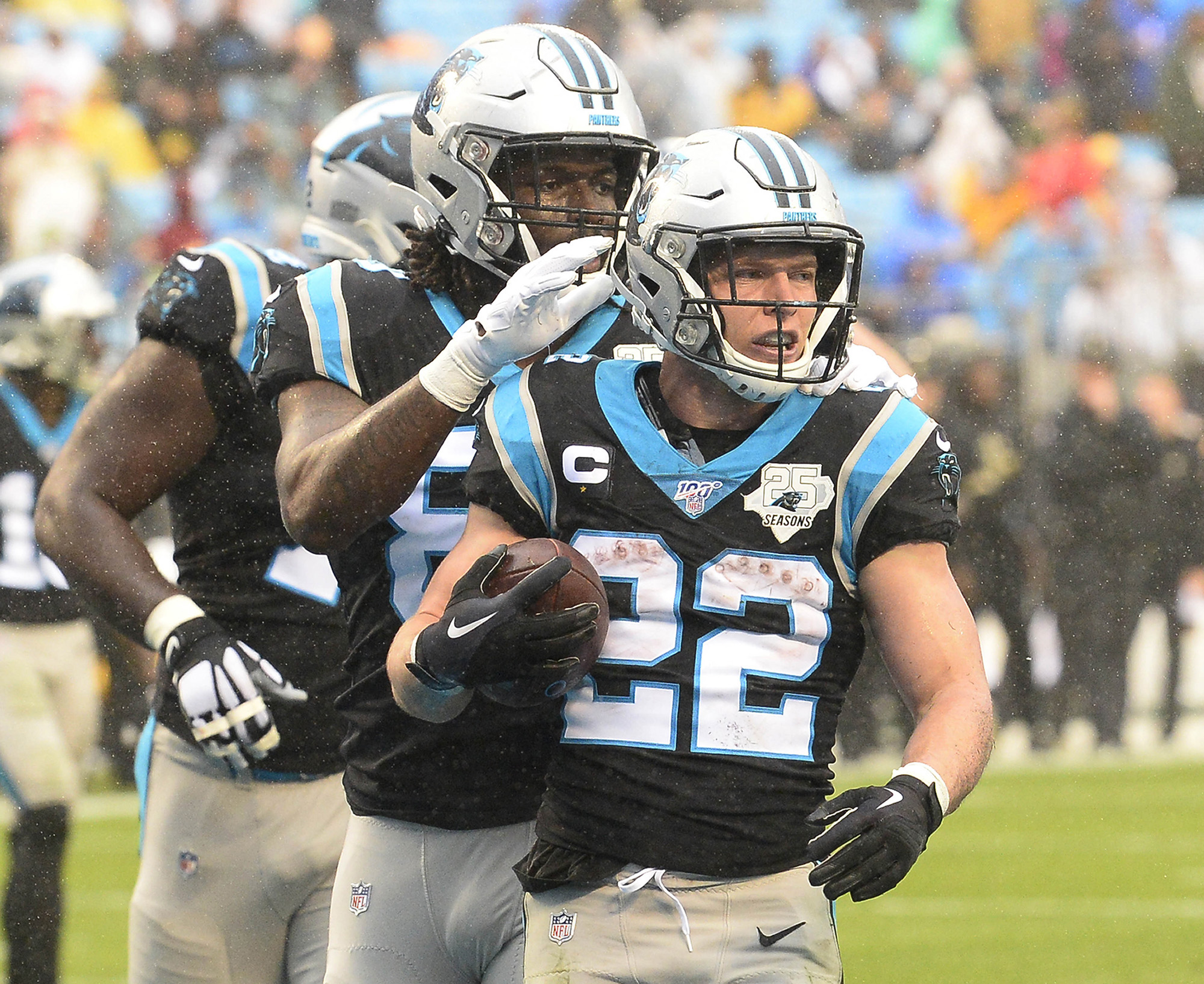Christian McCaffrey merayakannya setelah berlari
