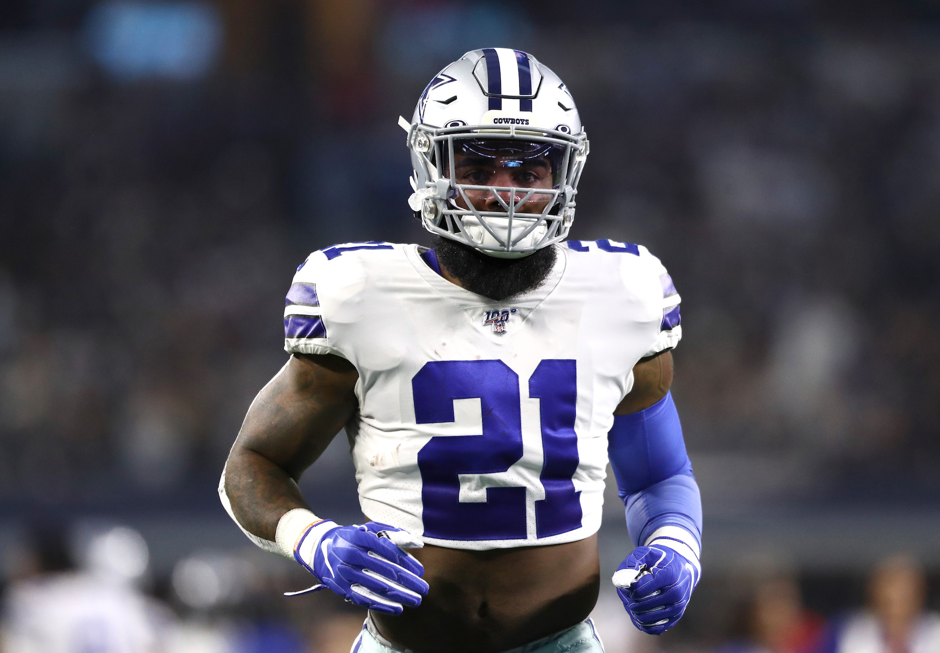 Why does Dallas Cowboys running back Ezekiel Elliott roll up his jersey into a 'crop top.'
