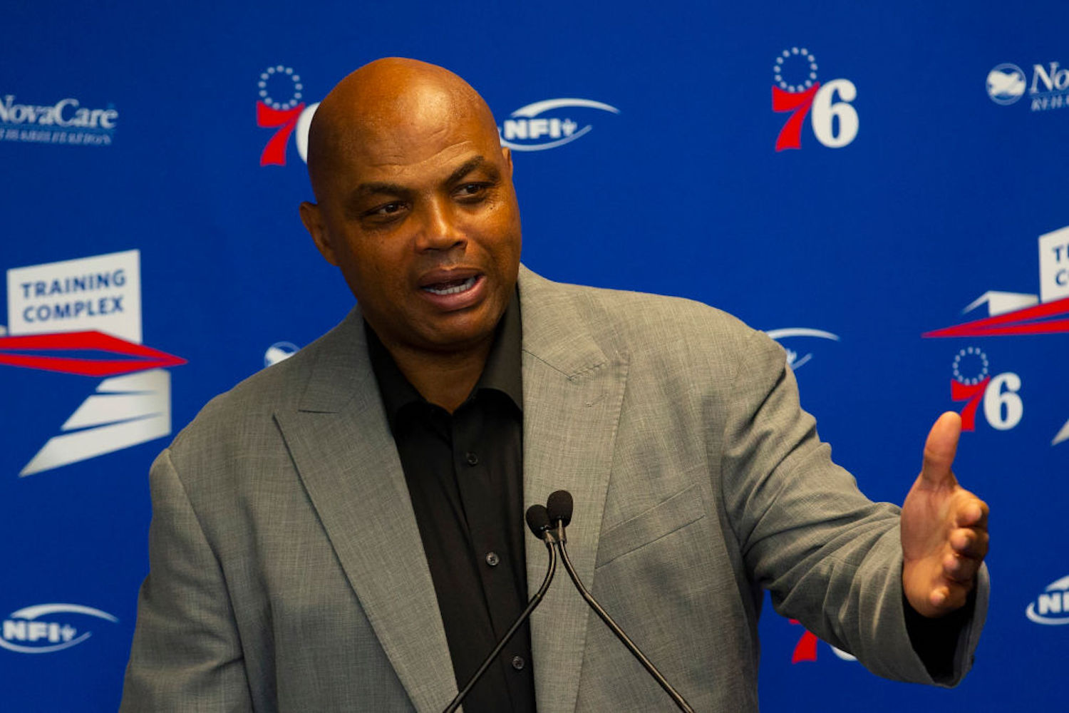 Charles Barkley only has one betting loss over the last few Super Bowls, but the Falcons' collapse cost him $100,000 in 2017.