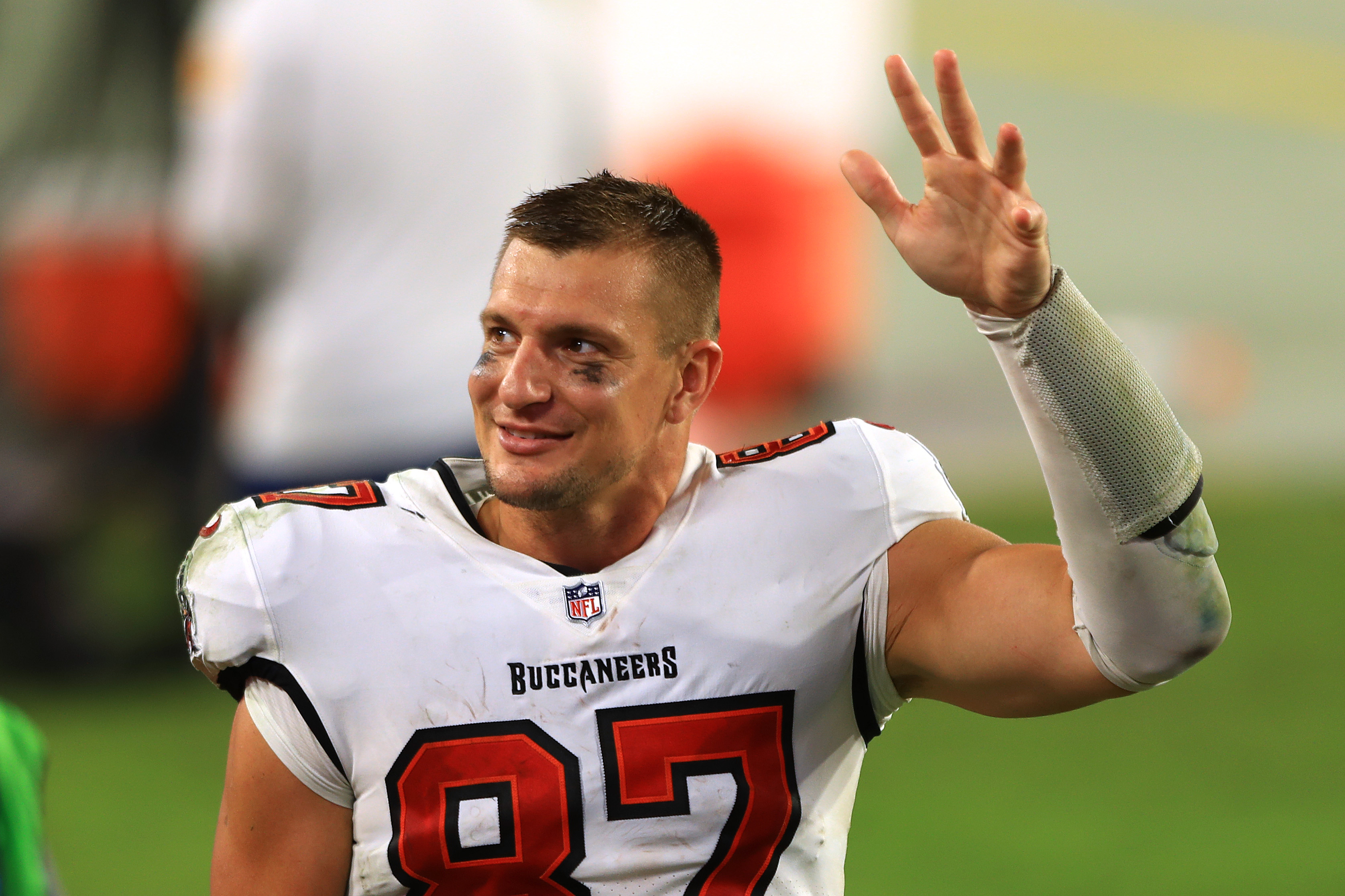 Rob Gronkowski offers bizarre analogy on catching fade passes from Tom Brady.