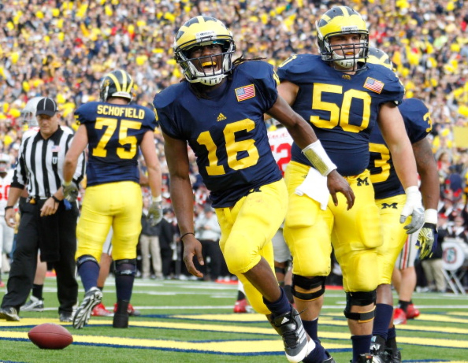 Denard Robinson celebrates a touchdown with his Michigan teammates in 2011