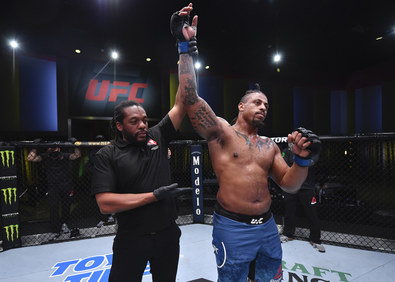 Ex-Cowboy Greg Hardy wins MMA fight in 14.53 seconds