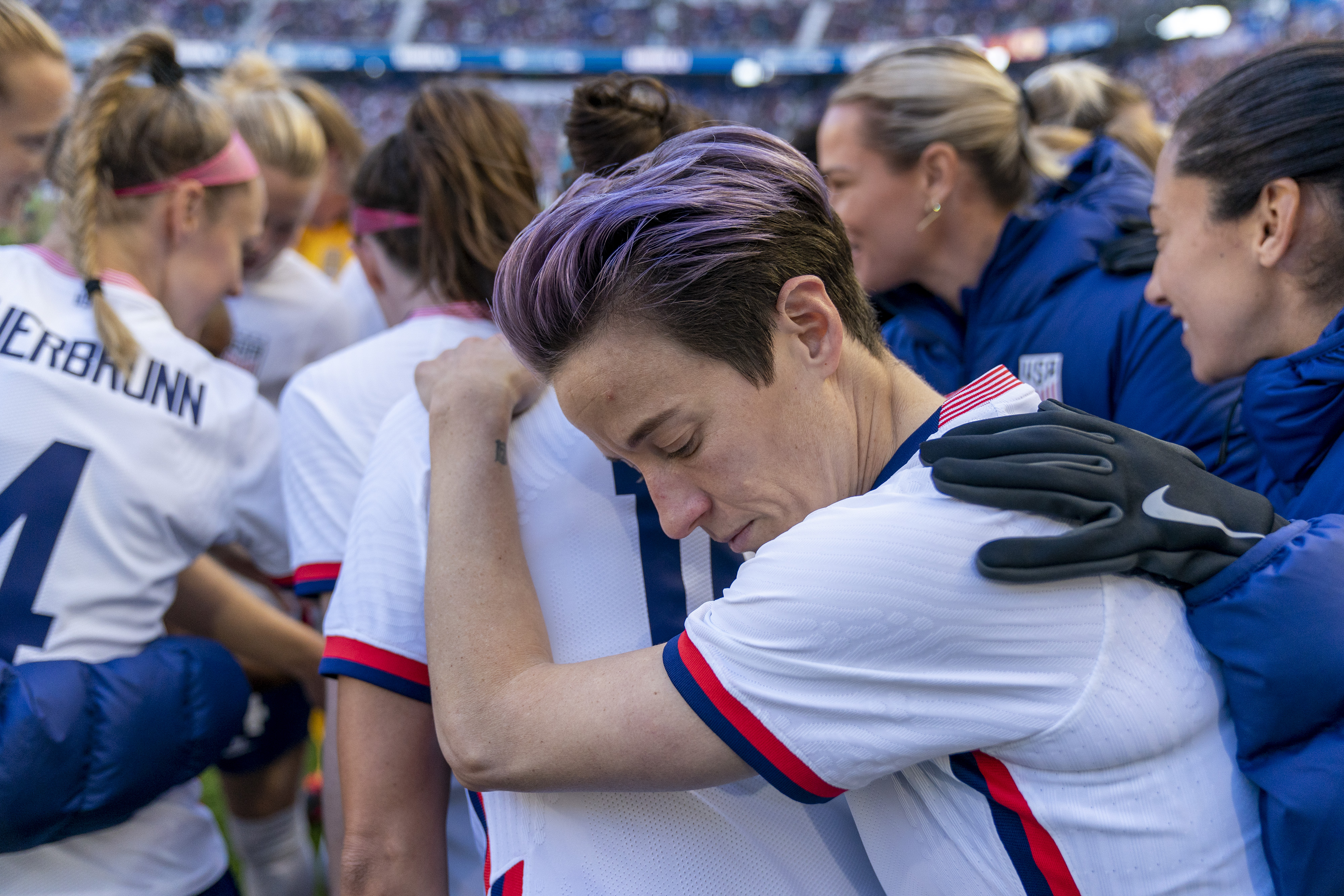 Megan Rapinoe in the huddle during a USWNT game