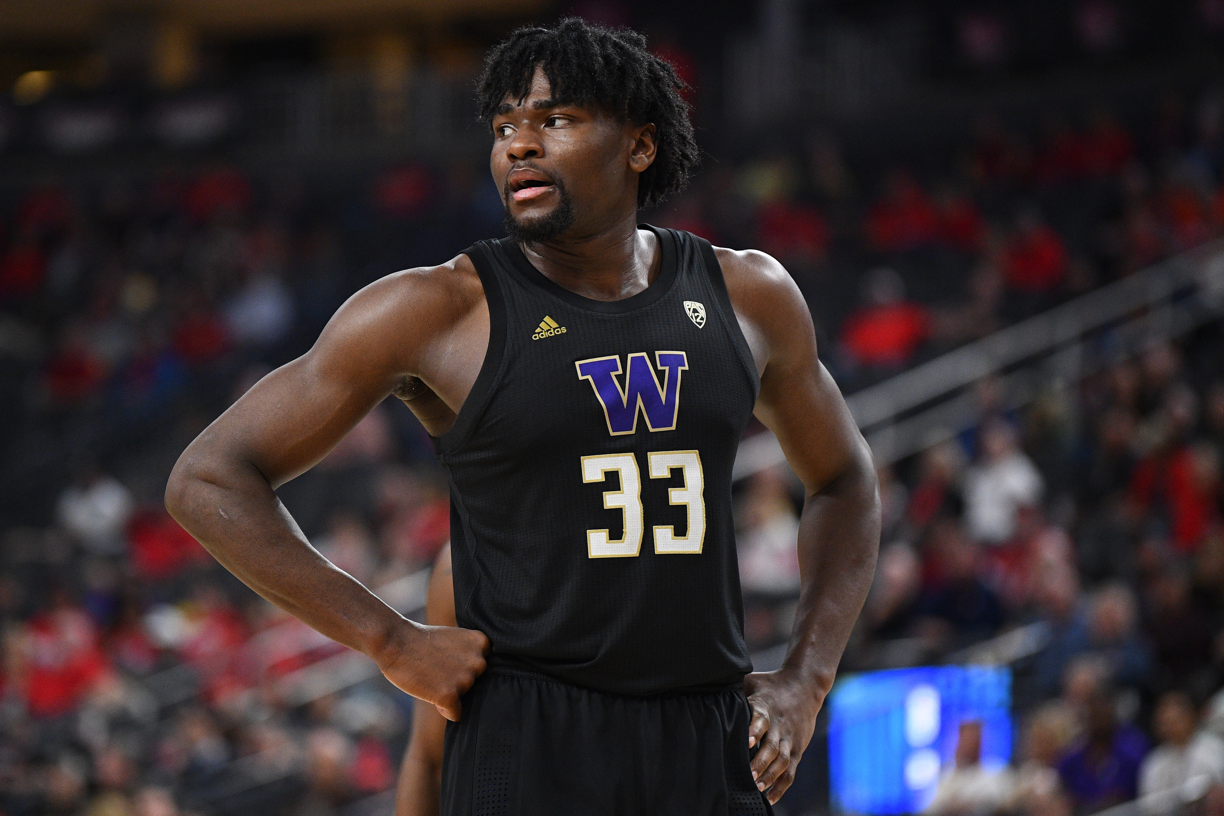Isaiah Stewart of the Washington Huskies