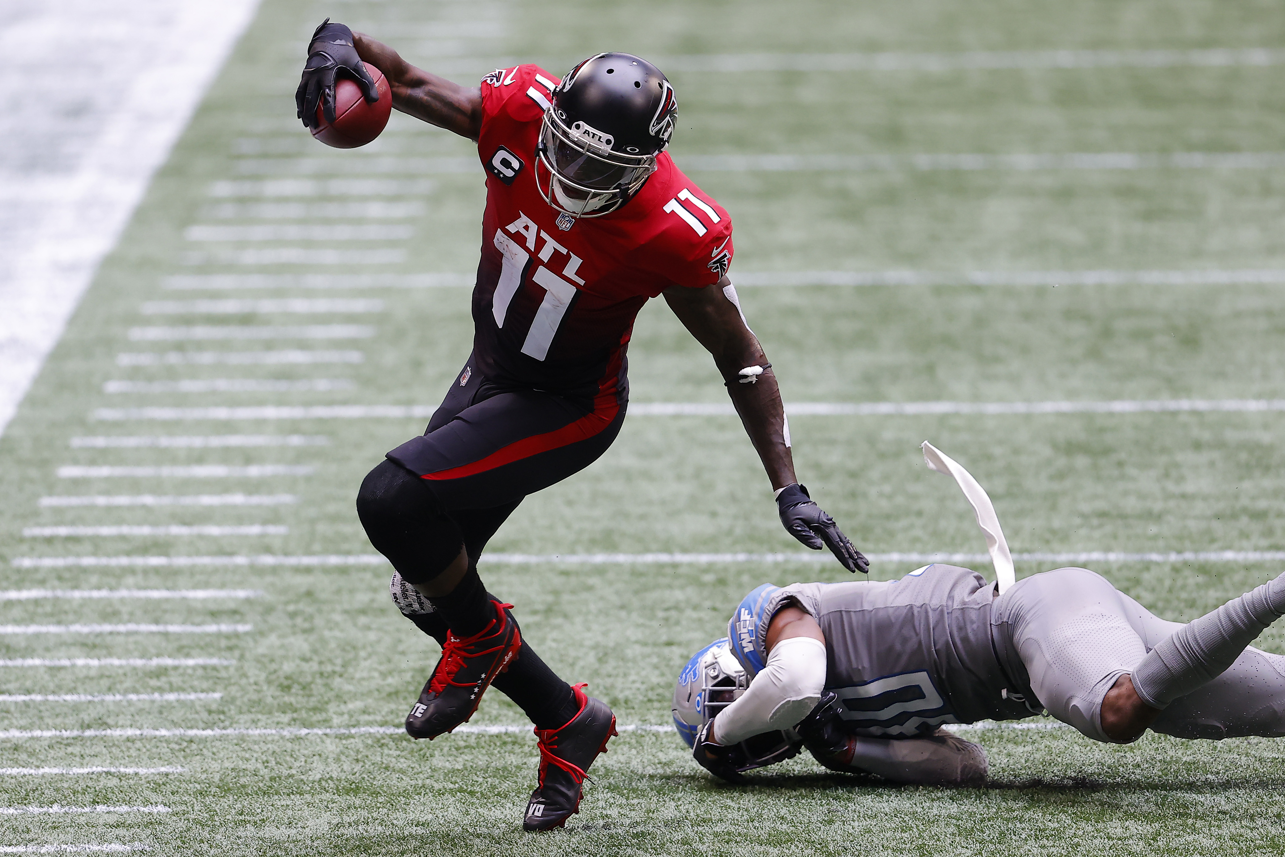 Julio Jones, de los Falcons, evita a un defensor