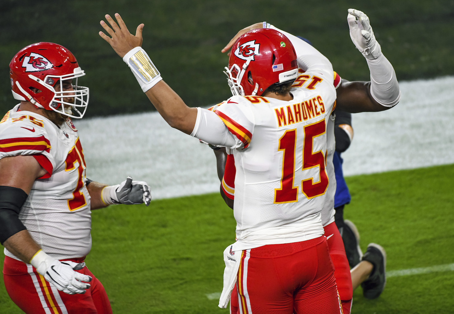 Patrick Mahomes and Dak Prescott give nice gifts