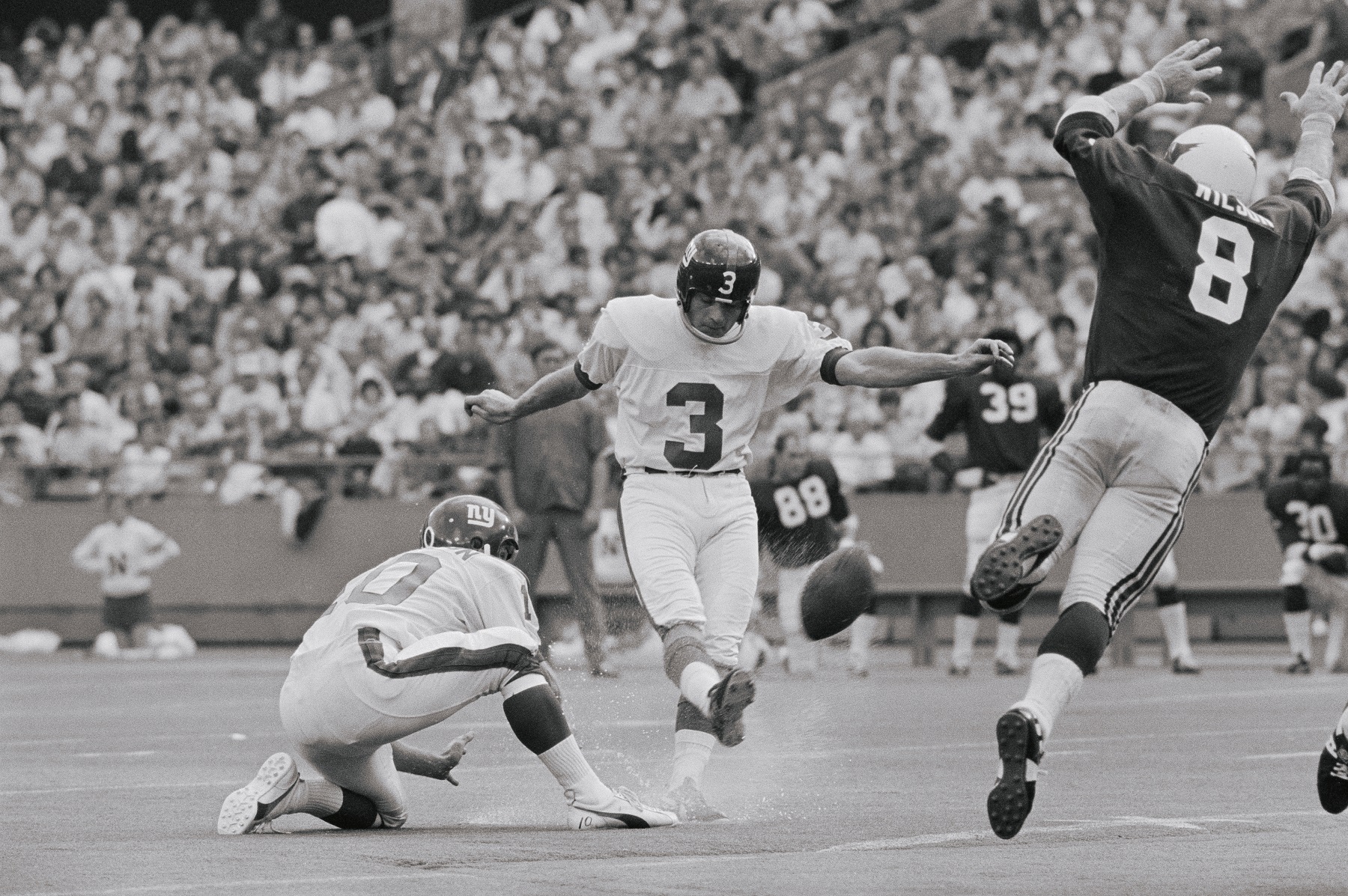 Pete Gogolak Was the NFL’s First Soccer-Style Kicker
