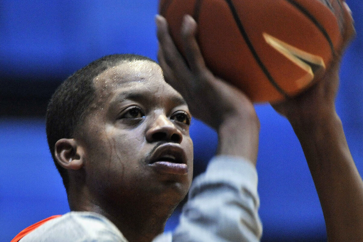 Houston Rockets guard Steve Francis prepares to shoot a free throw