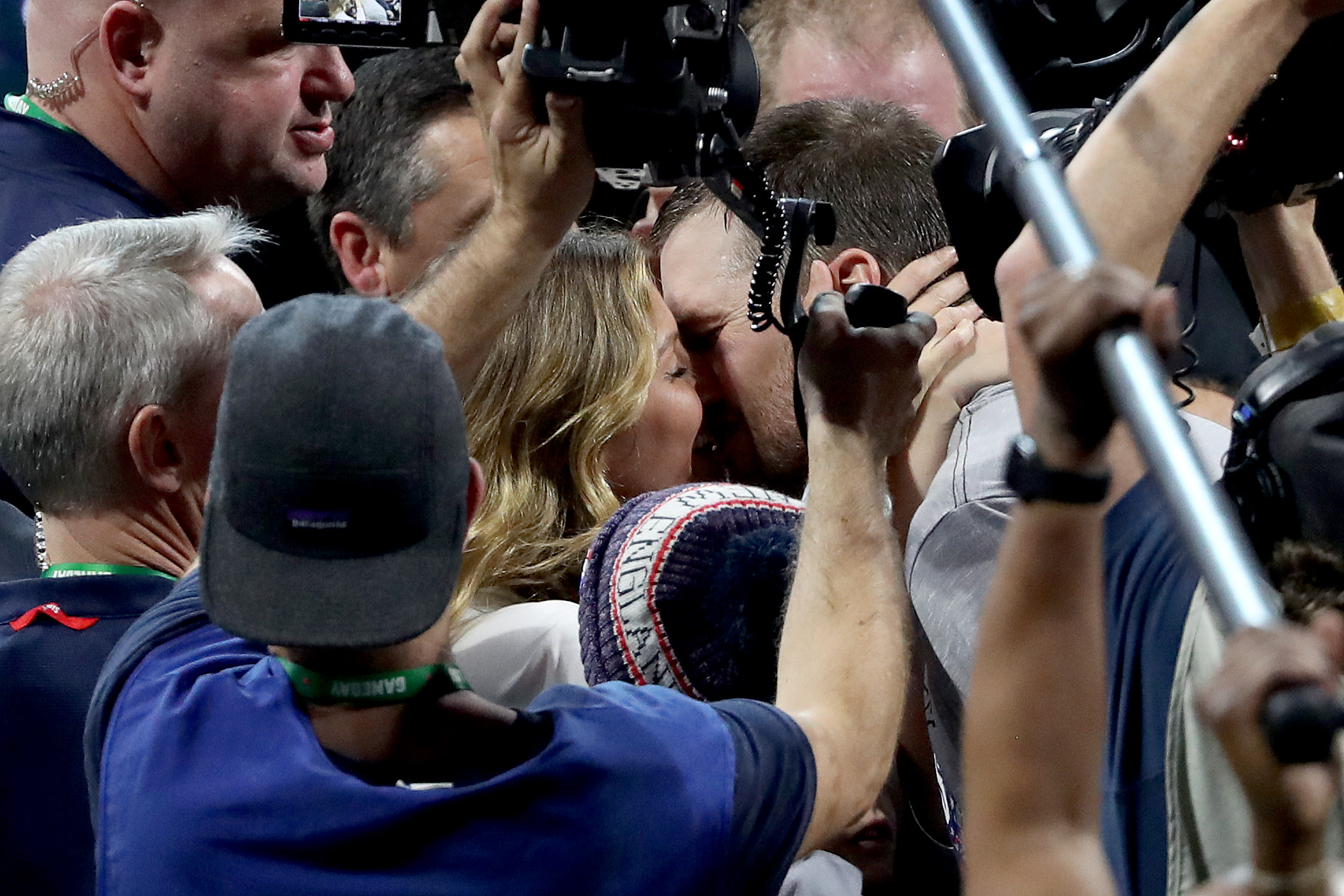 Gisele Bündchen kisses Tom Brady