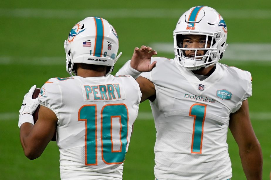 Tua Tagovailoa Throws Left-Handed for a Weird Reason