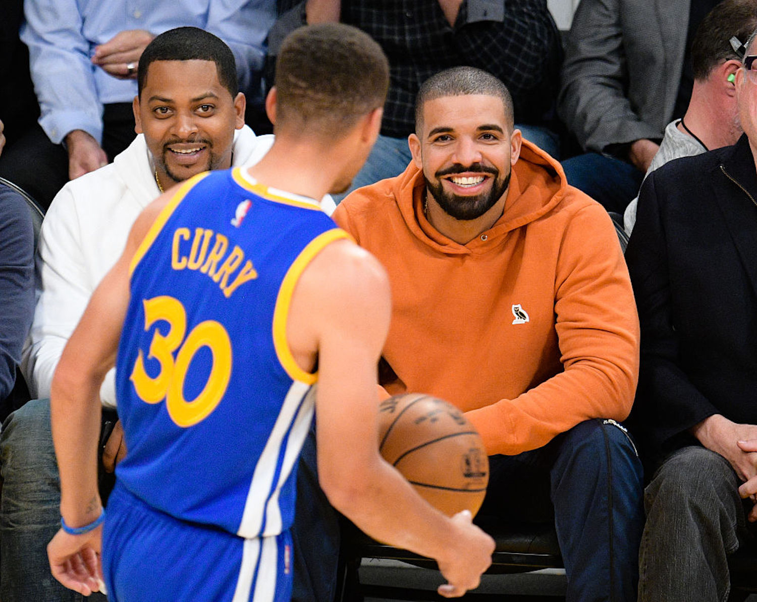 Steve Kerr dished out a $500 fine to famous rapper Drake after he made Stephen Curry and Draymond Green late to the team plane.