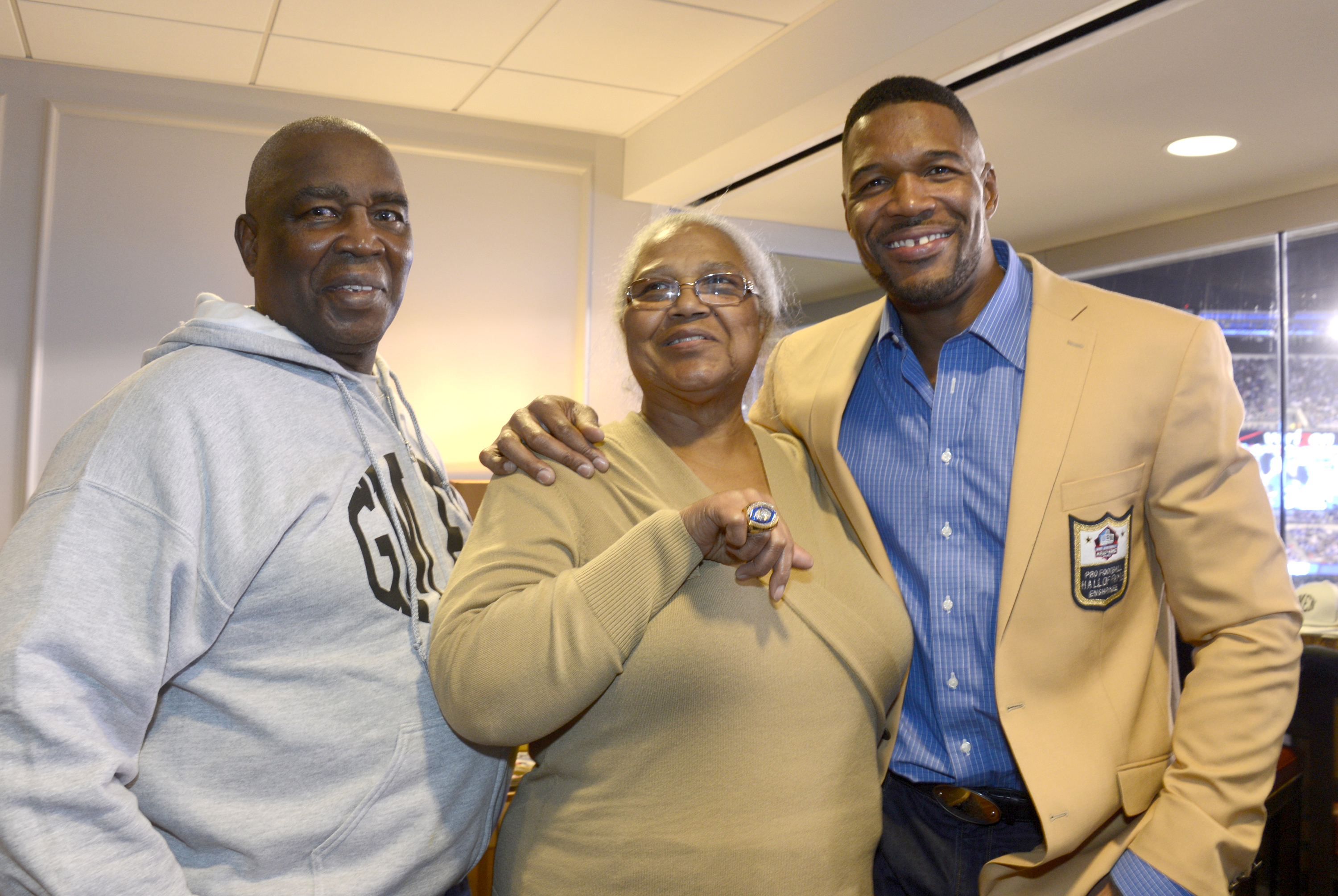 Michael Strahan with his dad, Gene, and mom, Louise