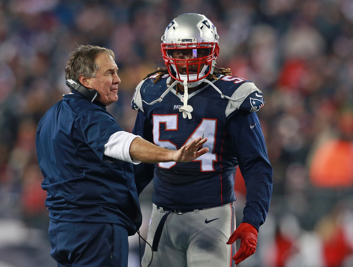 New England Patriots head coach Bill Belichick chats with outside linebacker Dont'a Hightower in the second quarter of the AFC Divisional Playoff game at Gillette Stadium on Saturday, January 16, 2016.
