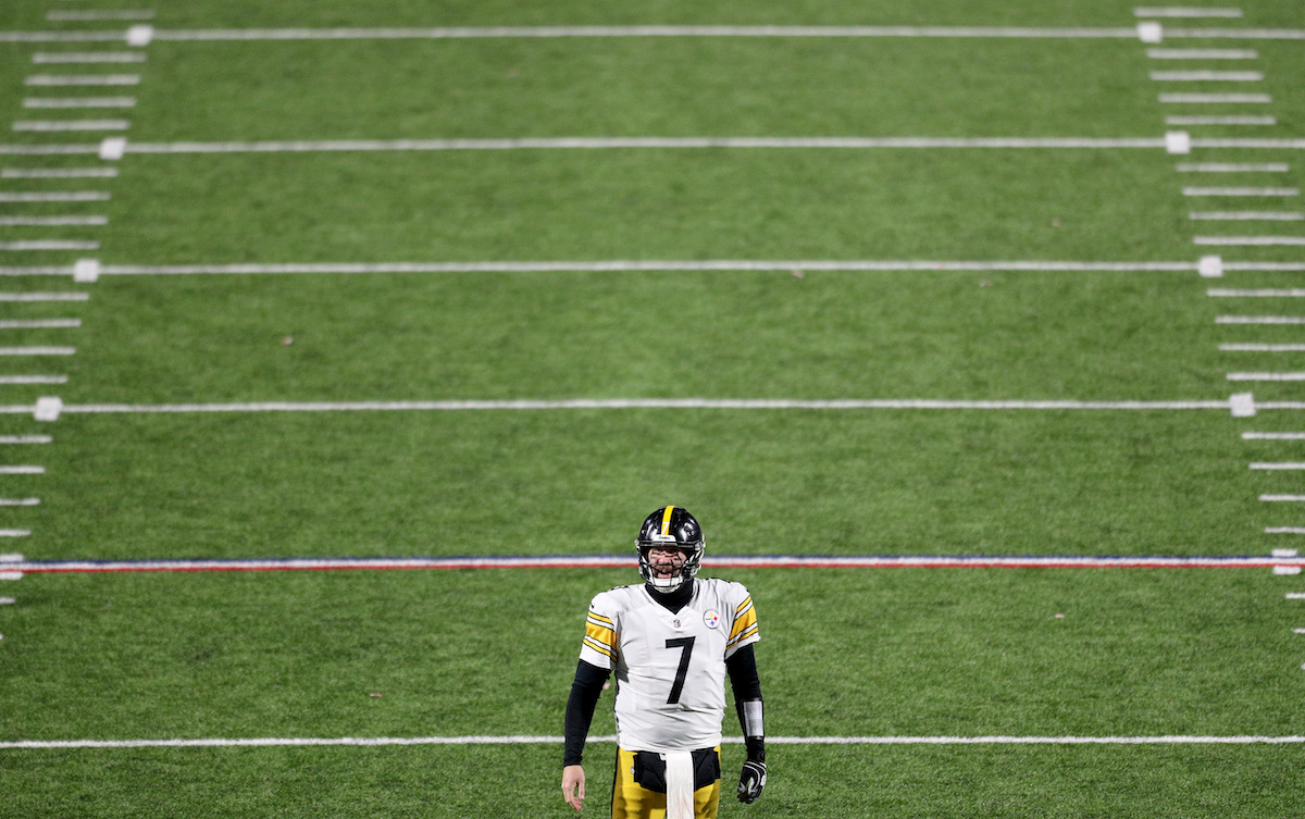 Ben Roethlisberger of the Pittsburgh Steelers surveys the field