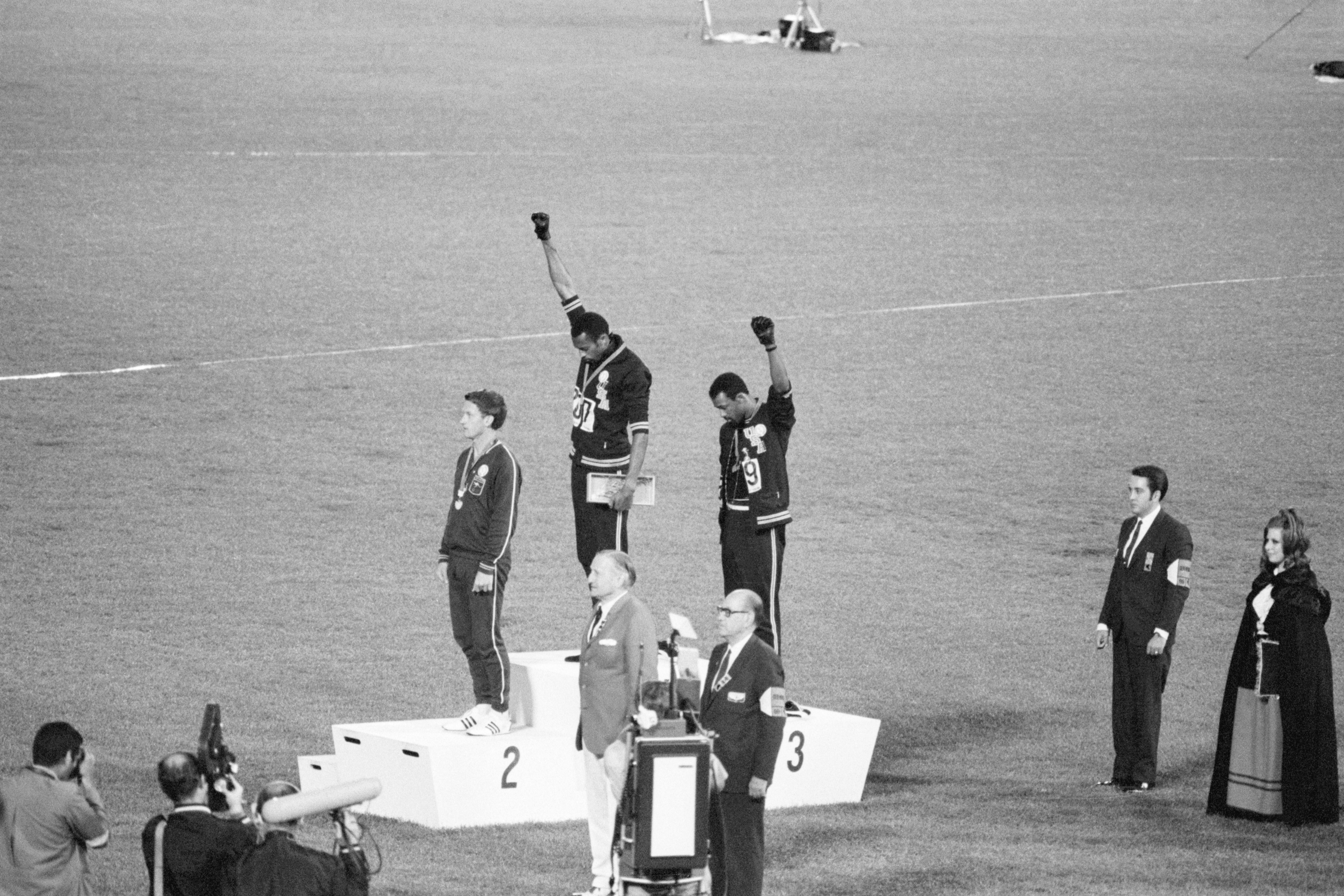 Томми Смит и Джон Карлос, 200-метровые золотые и бронзовые призеры Олимпийских игр 1968 года.