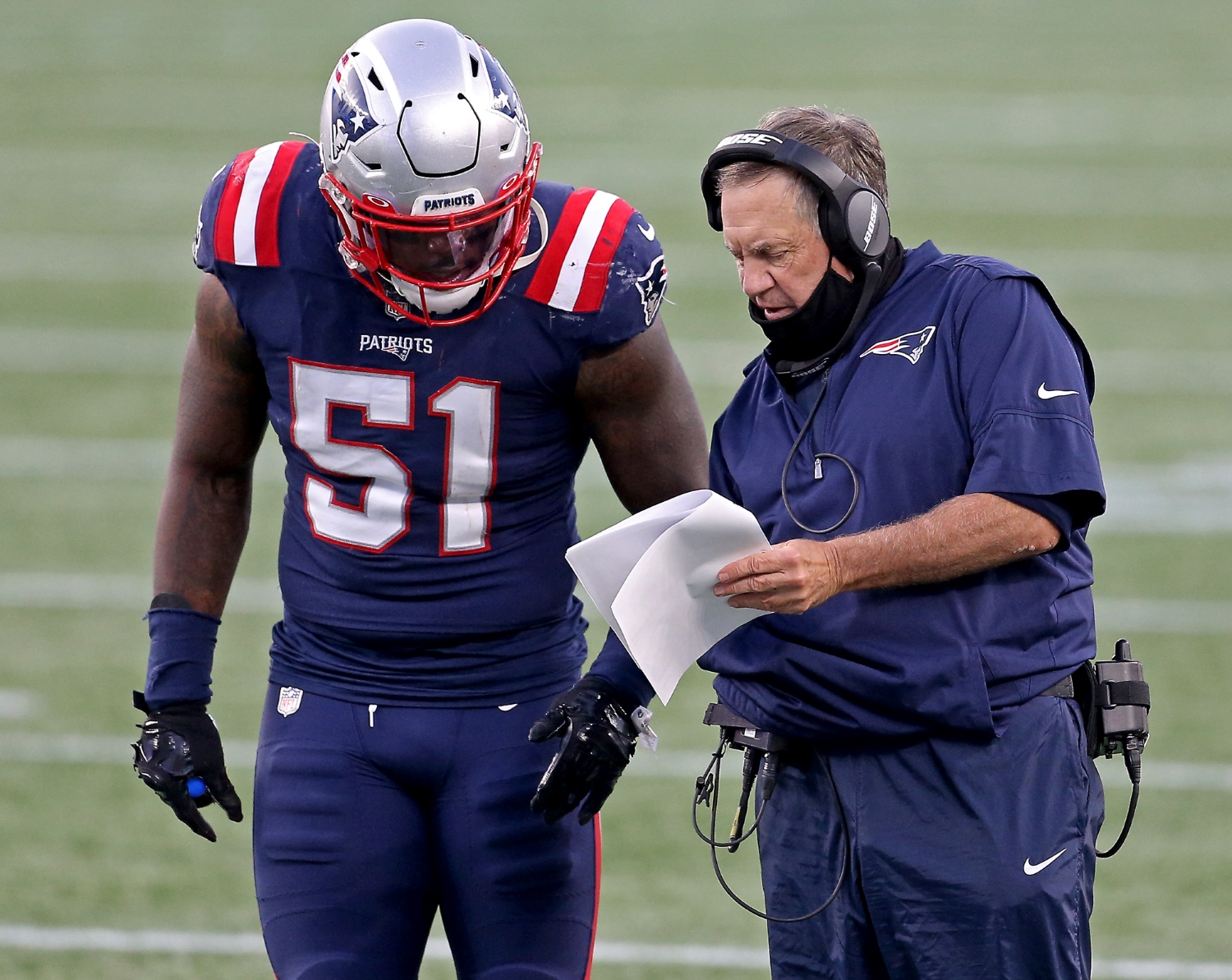New England Patriots head coach Bill Belichick talks with linebacker Ja'Whaun Bentley during a game against the San Francisco 49ers on Oct. 25, 2020.