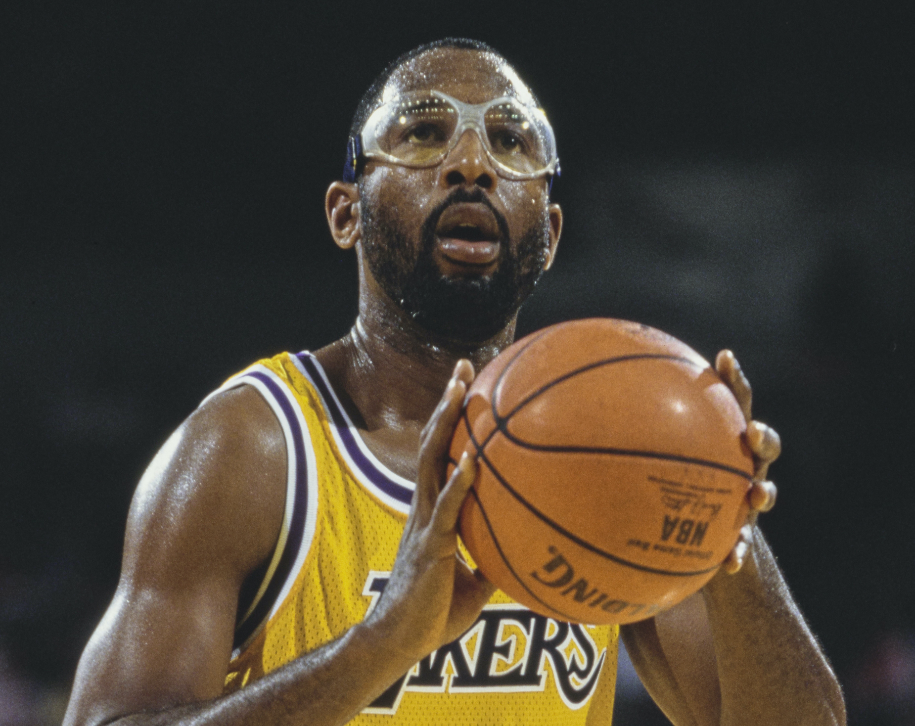 LA Lakers forward James Worthy lines up a free throw
