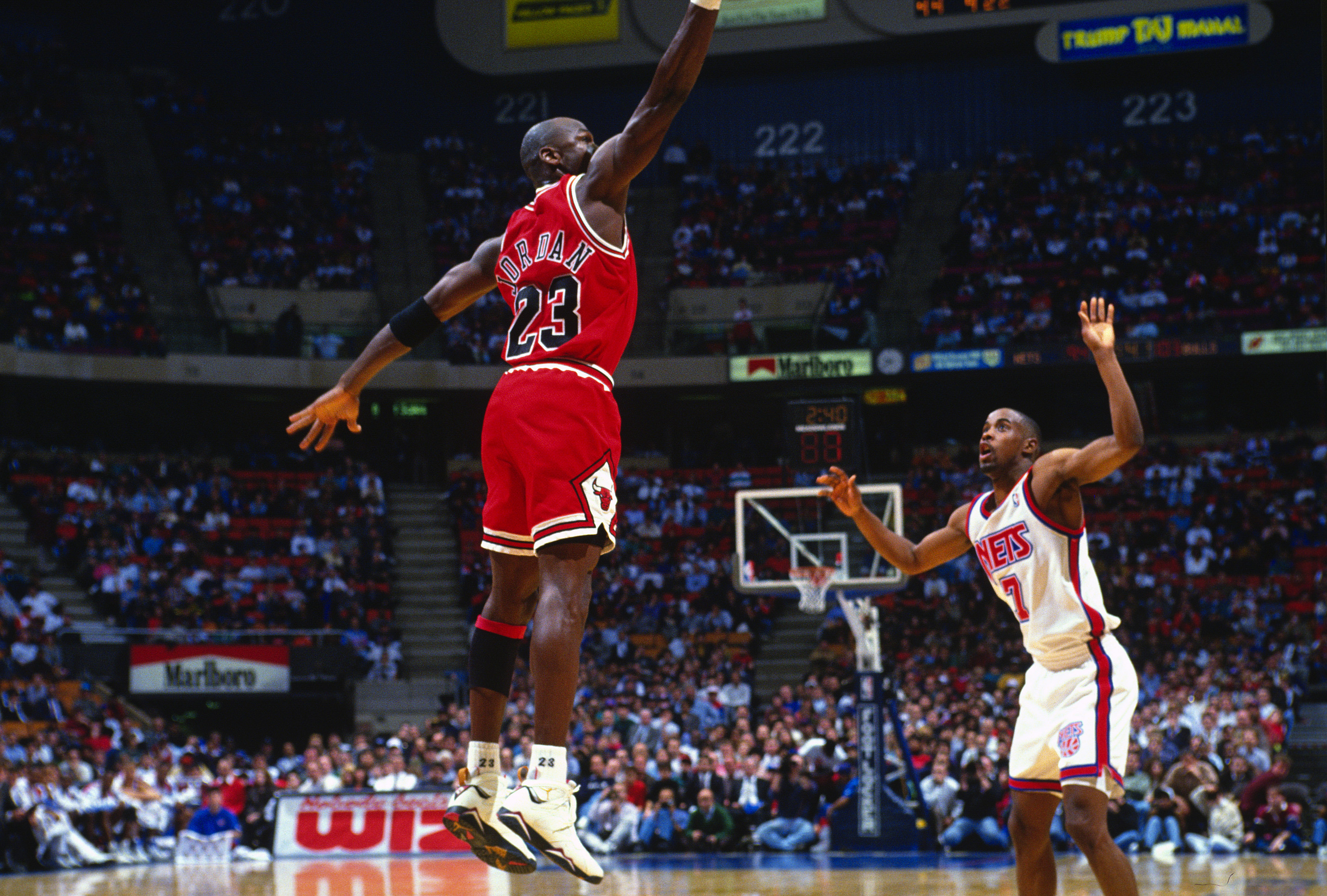 Michael Jordan of the Chicago Bulls guarded by Kenny Anderson of the New Jersey Nets in 1993