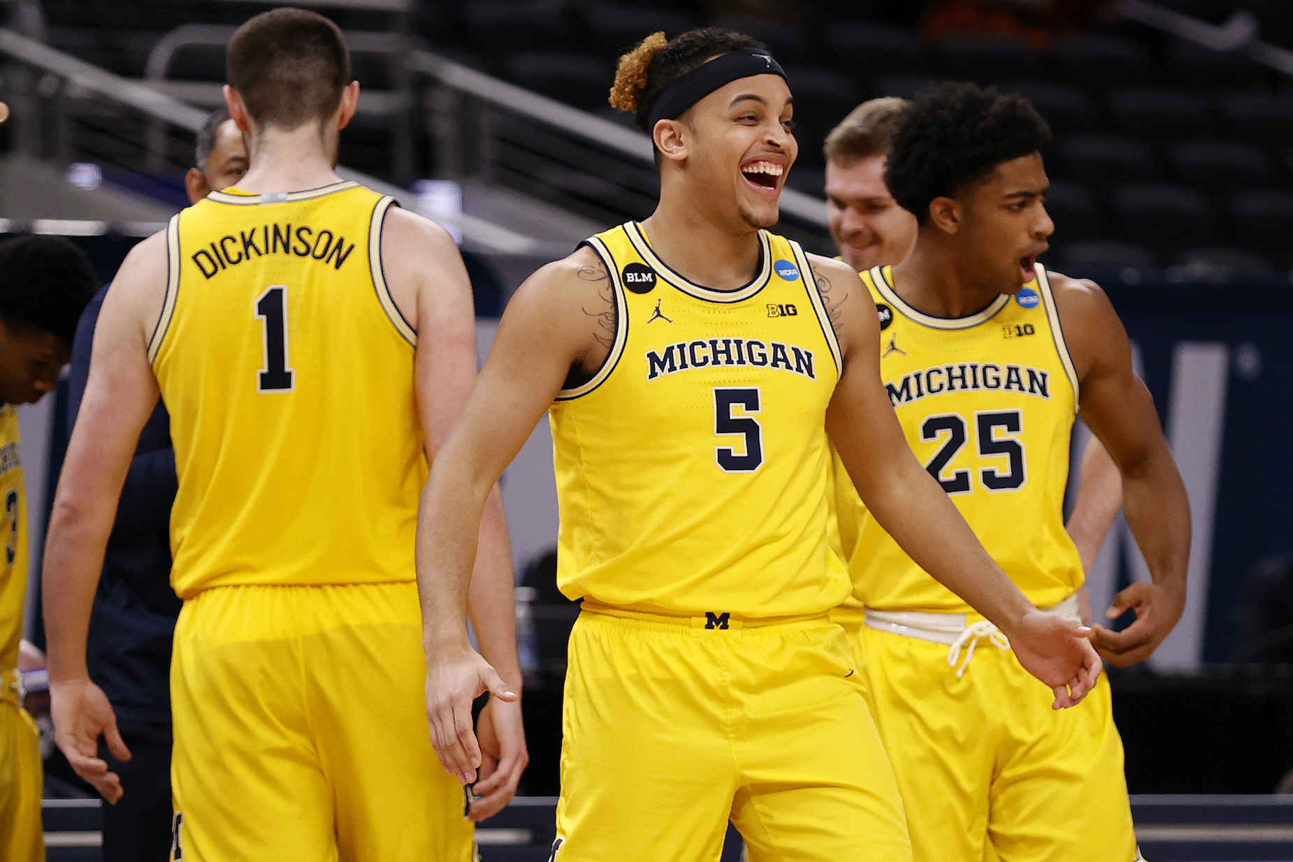 The Michigan Wolverines men's basketball team celebrate a win during the 2021 NCAA Tournament.