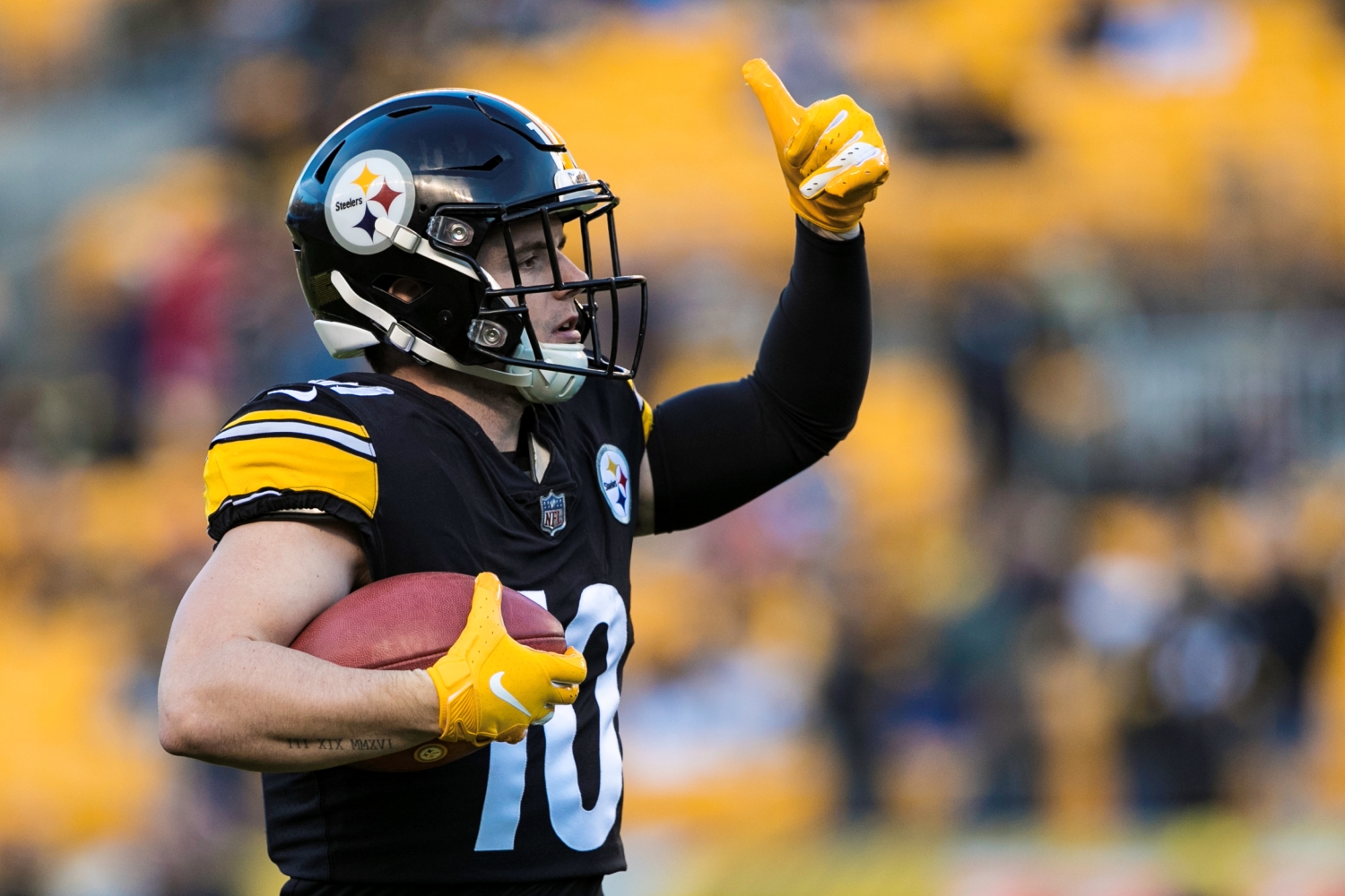 Ryan Switzer gives a thumbs up during a game between the Pittsburgh Steelers and the Cincinnati Bengals.