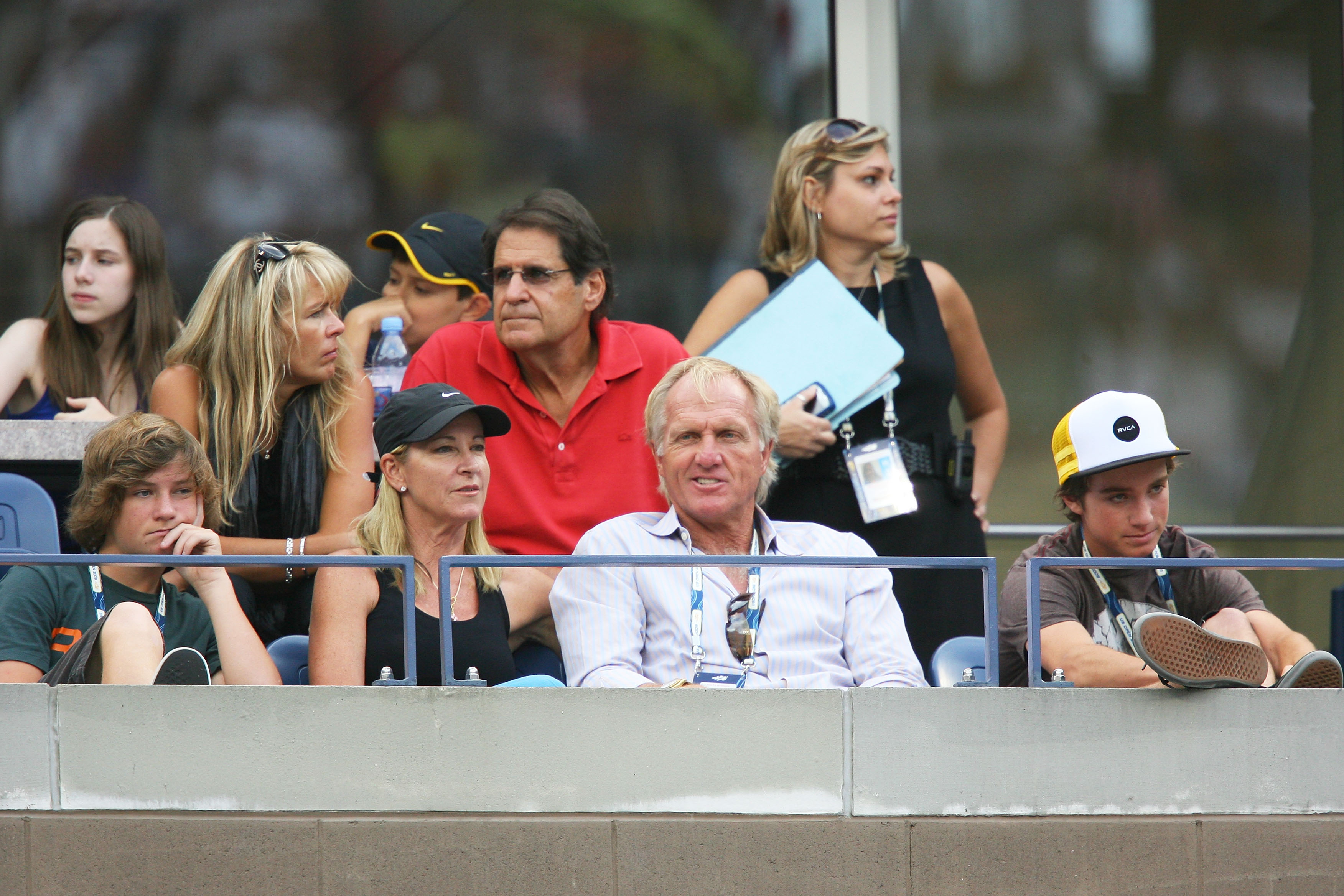 L'ancien professionnel de tennis Chris Evert et le golfeur Greg Norman regardent le match en 2009