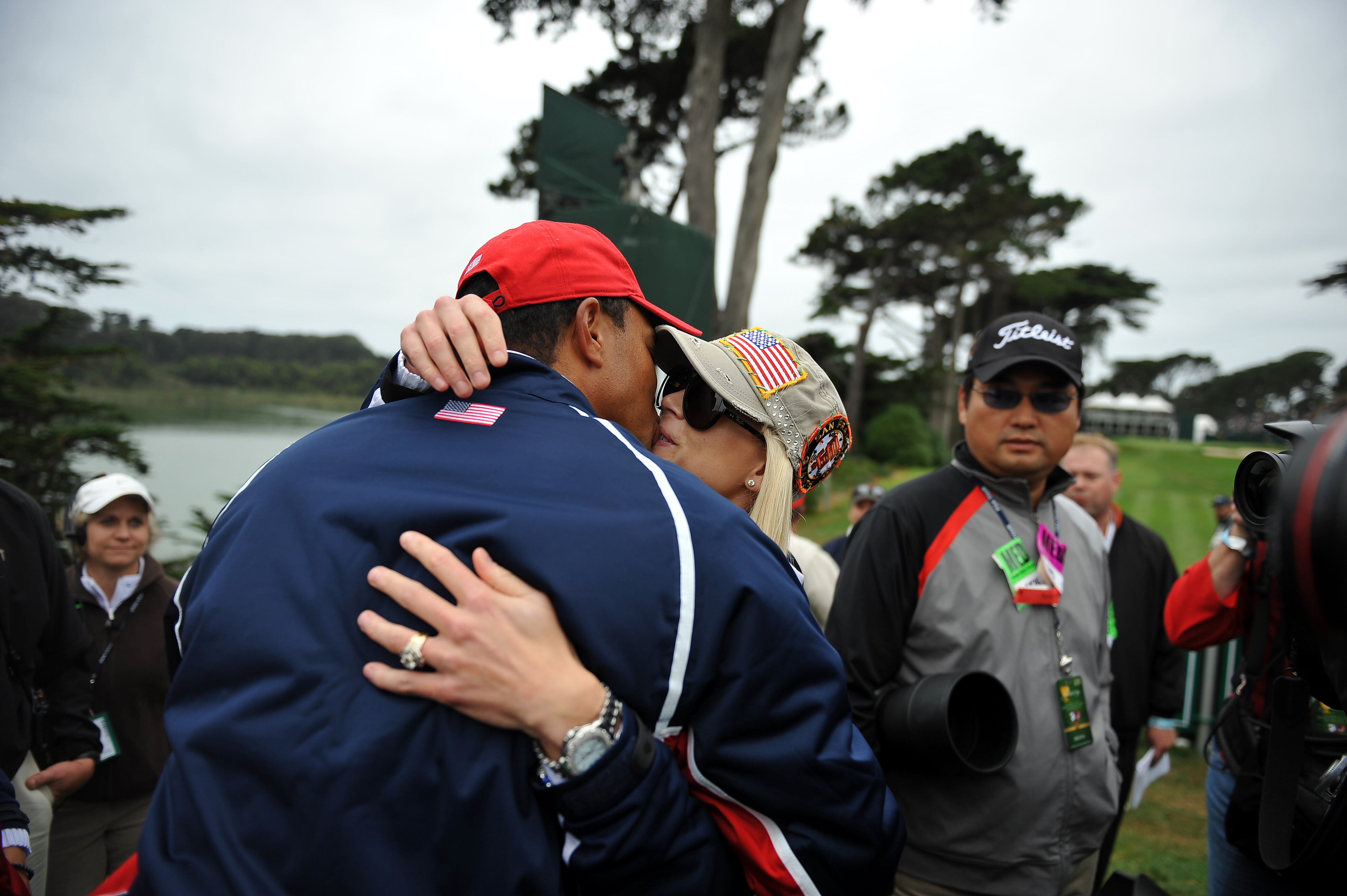 Golf legend Tiger Woods gets a kiss from his wife Elin Nordegren in 2009