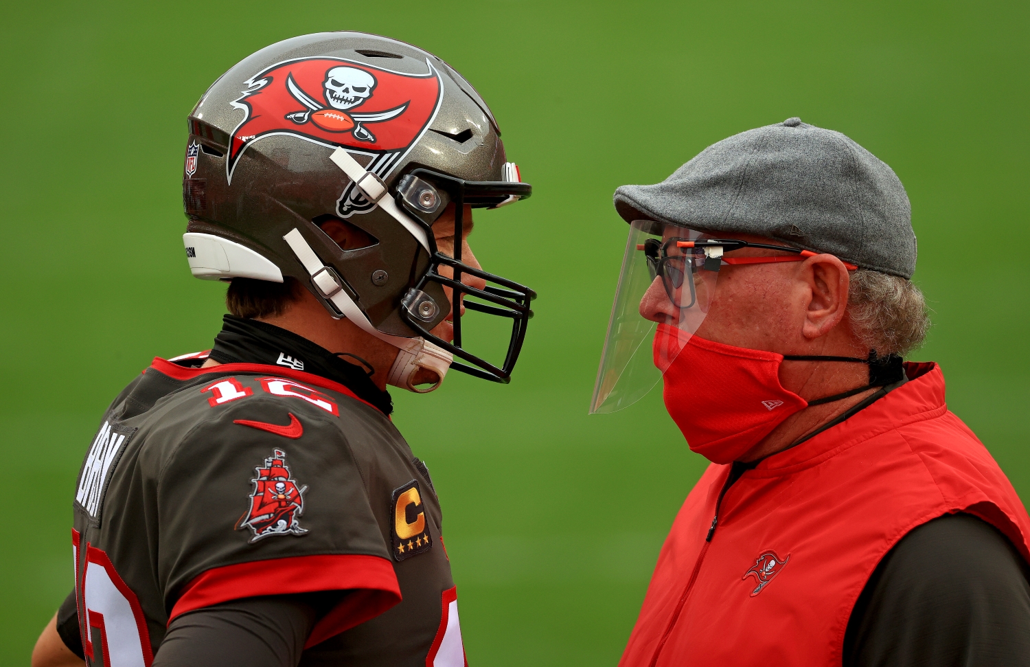 Buccaneers coach Bruce Arians talks to Tom Brady during a game.