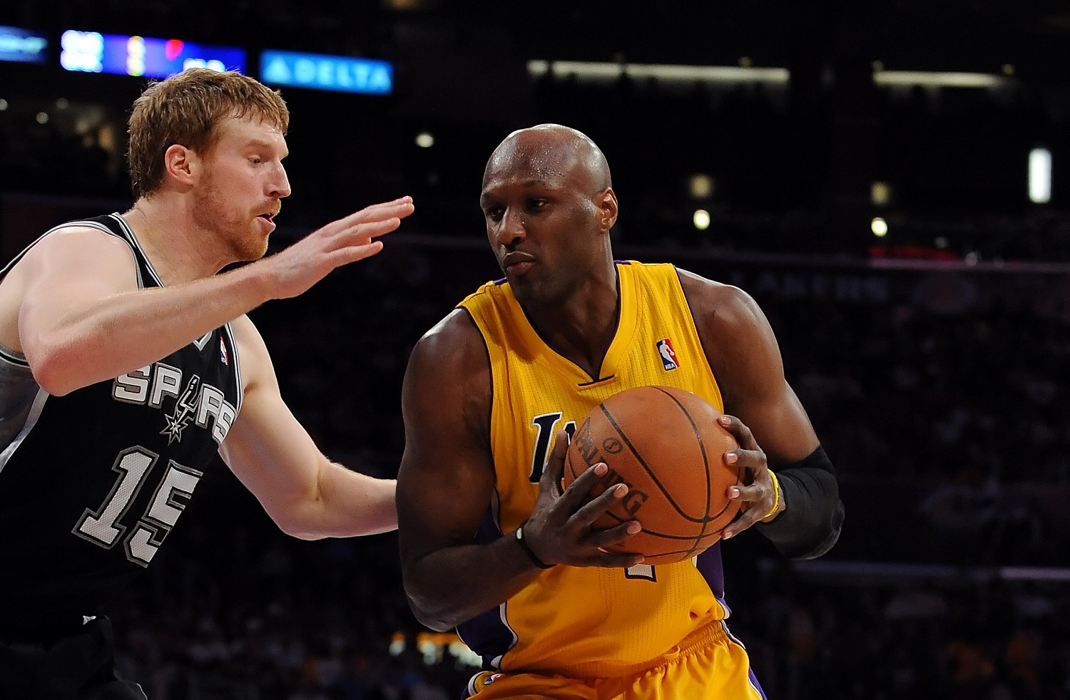 Lamar Odom won a pair of NBA championships with the Los Angeles Lakers before being traded to the Dallas Mavericks. | Lisa Blumenfeld/Getty Images