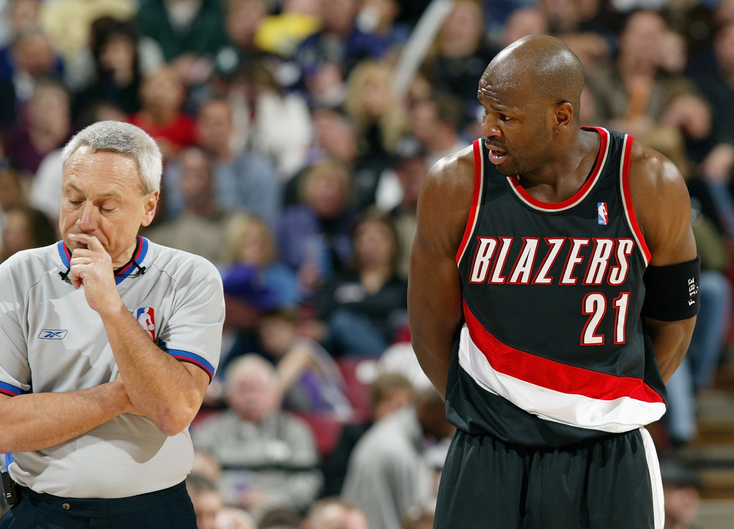 Ruben Patterson speaks with NBA referee Jim Clark during a 2004 game.