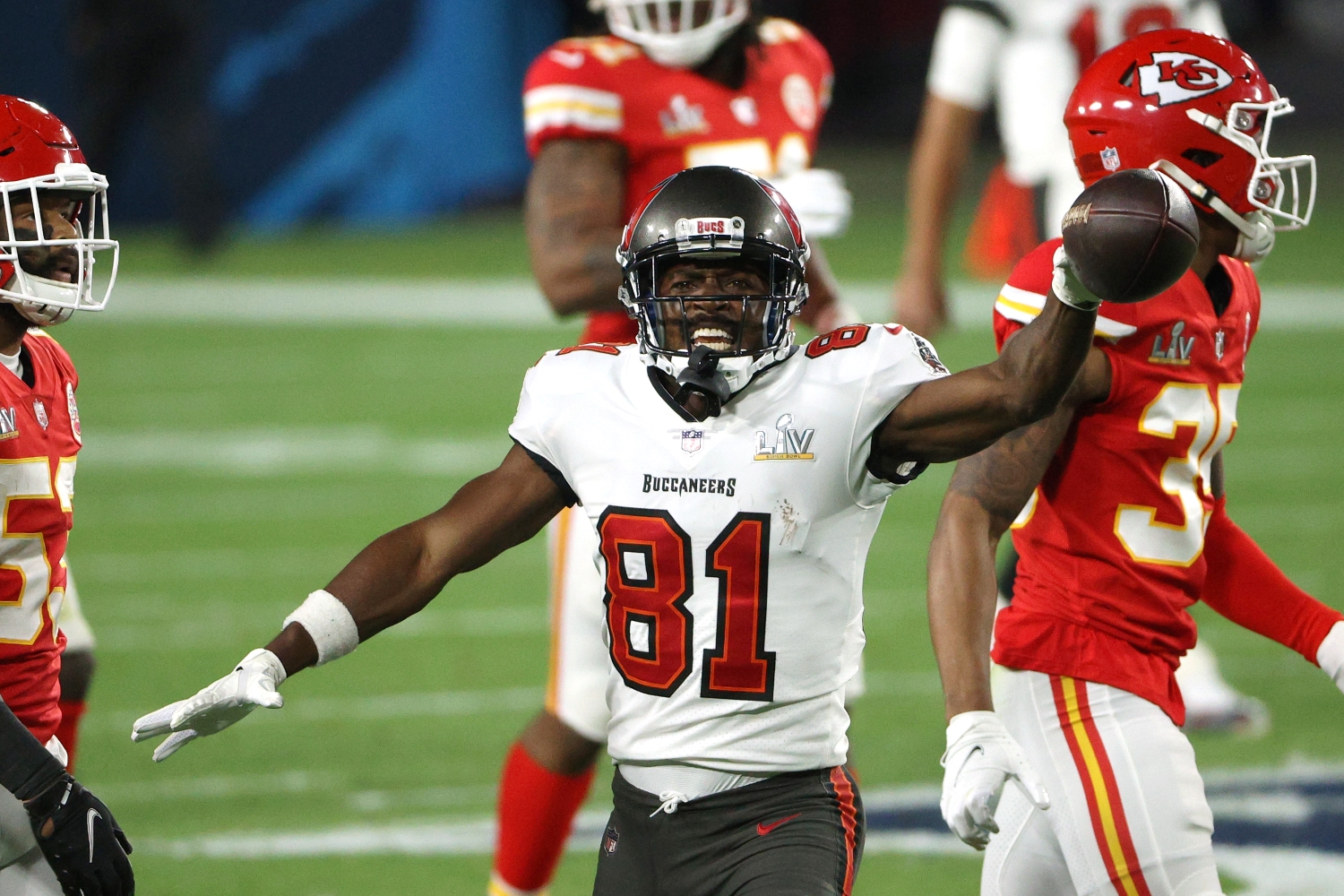 Buccaneers WR Antonio Brown reacts after catching a pass in Super Bowl 55.