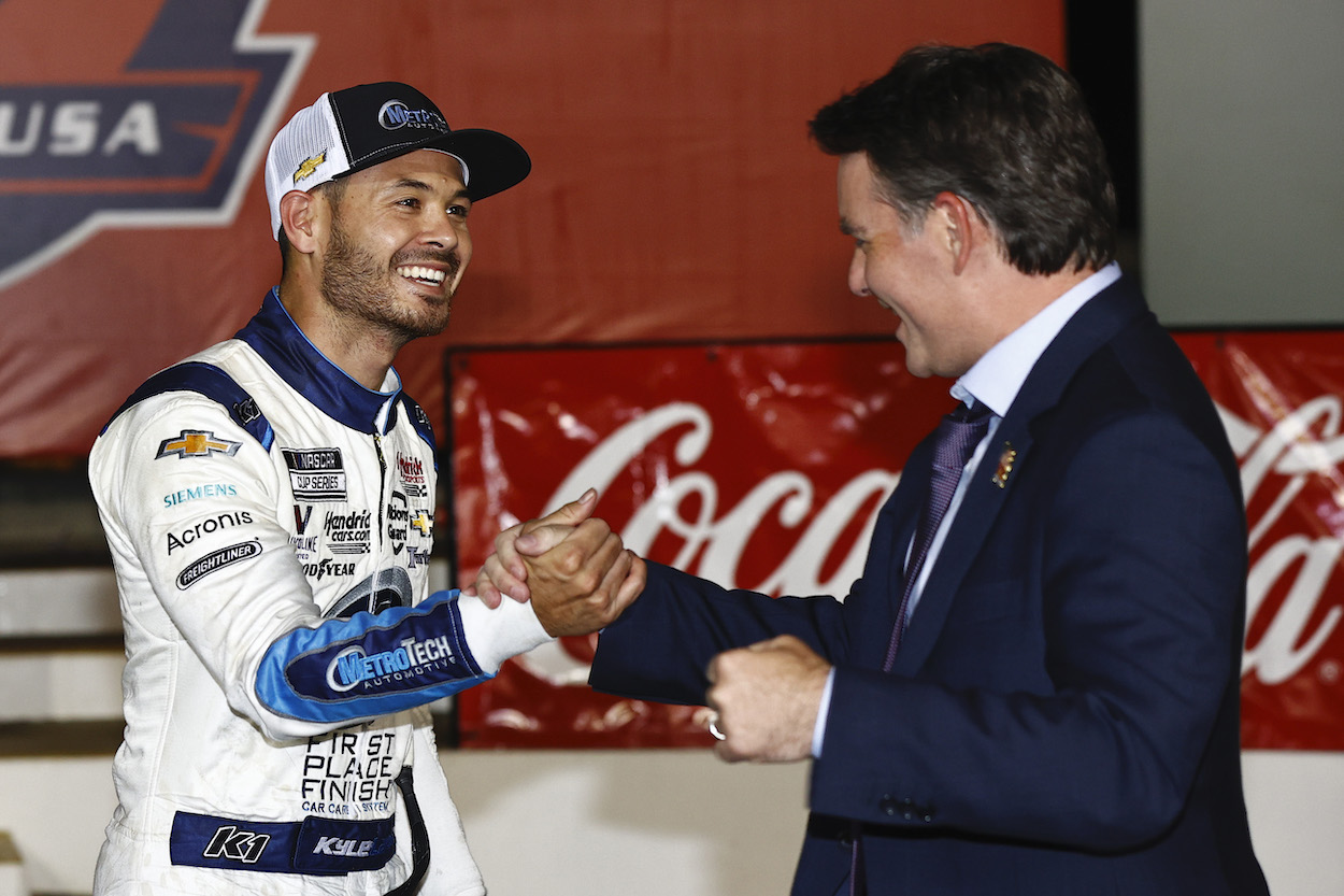 Kyle Larson and Jeff Gordon shake hands after race