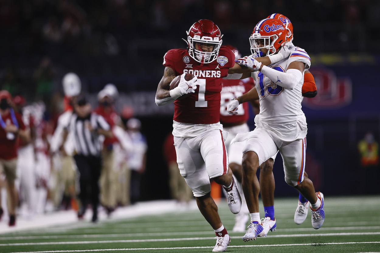 Oklahoma Sooners running back Seth McGowan runs against Florida